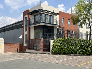 1 236m² Office Space to rent at DHL Building in Lyme Park