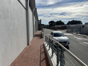 390m² Office Space to rent at M5 Business Park in Maitland