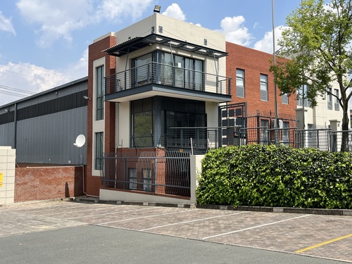 1236m² DHL Building, Lyme Park