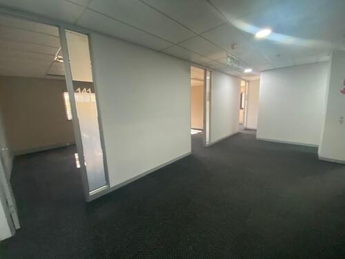 924m² Golf Park, Mowbray