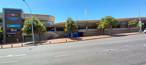 100m² Riverside Mall, Rondebosch
