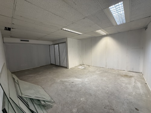 388m² Stadium On Main, Claremont