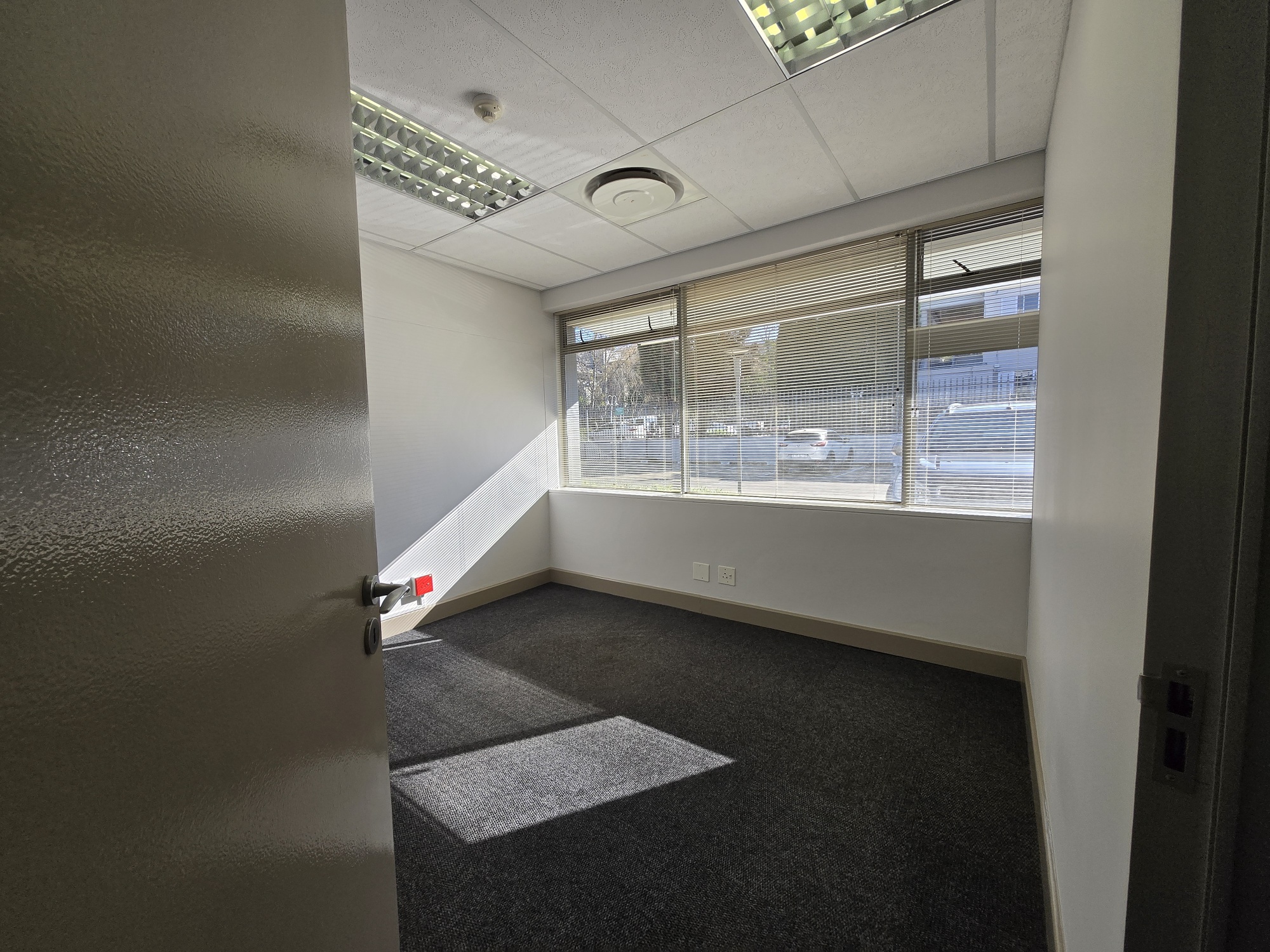 938m² Office Space to rent at 33 Fricker Road in Illovo
