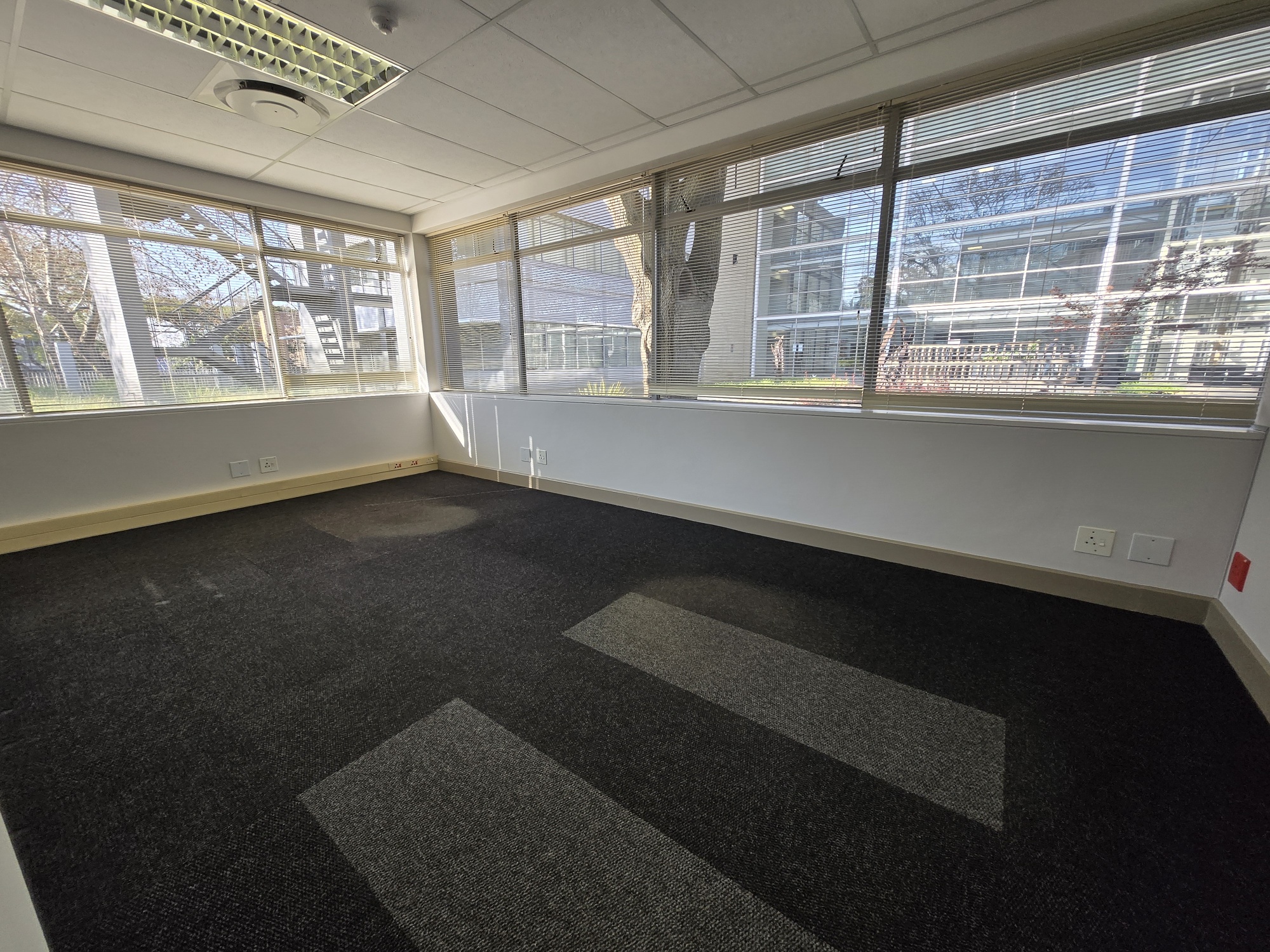 938m² Office Space to rent at 33 Fricker Road in Illovo