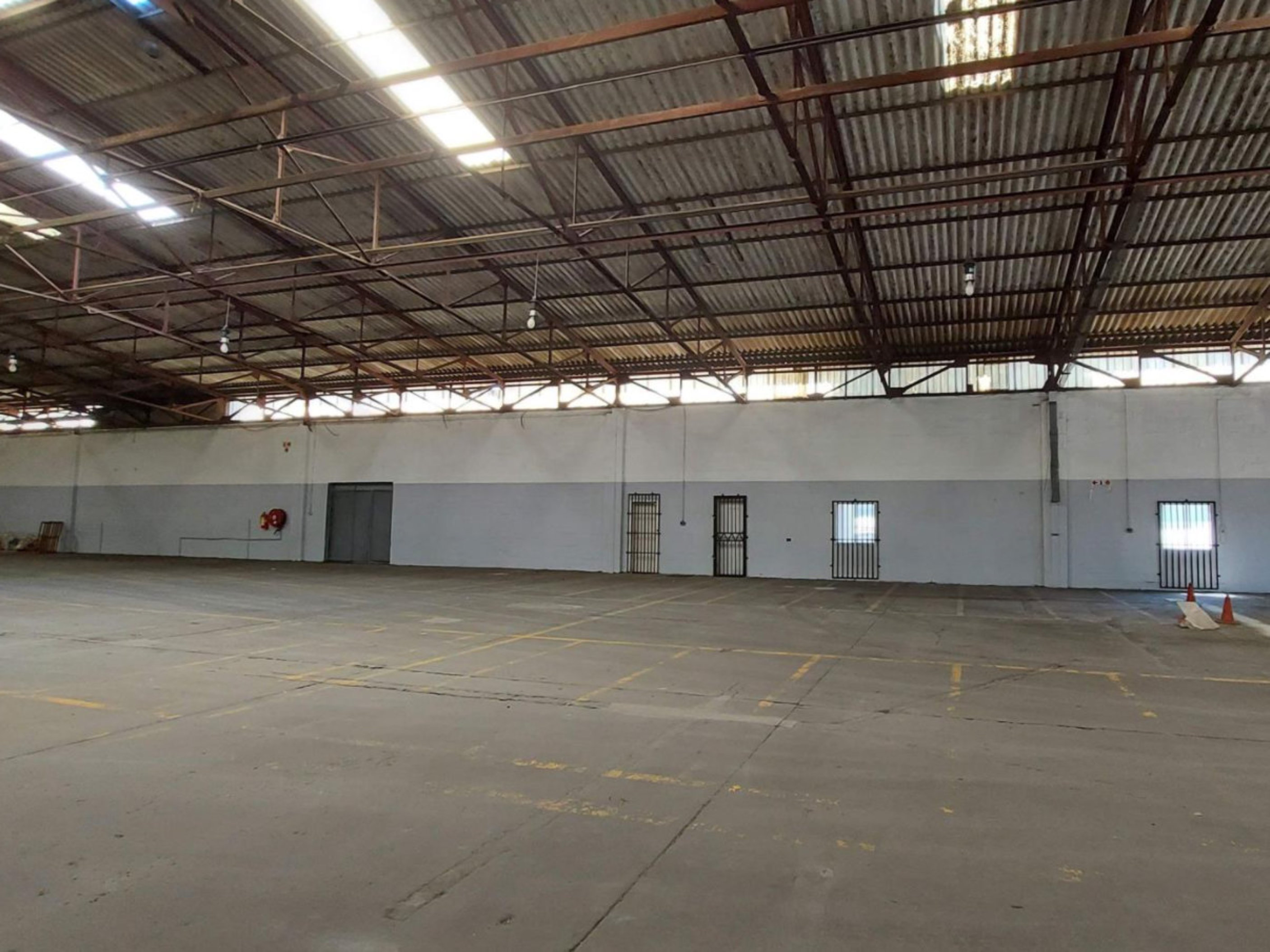 1 240m² Warehouse to rent at 33 Industria Ring Road - Parow Industria in Parow Industria