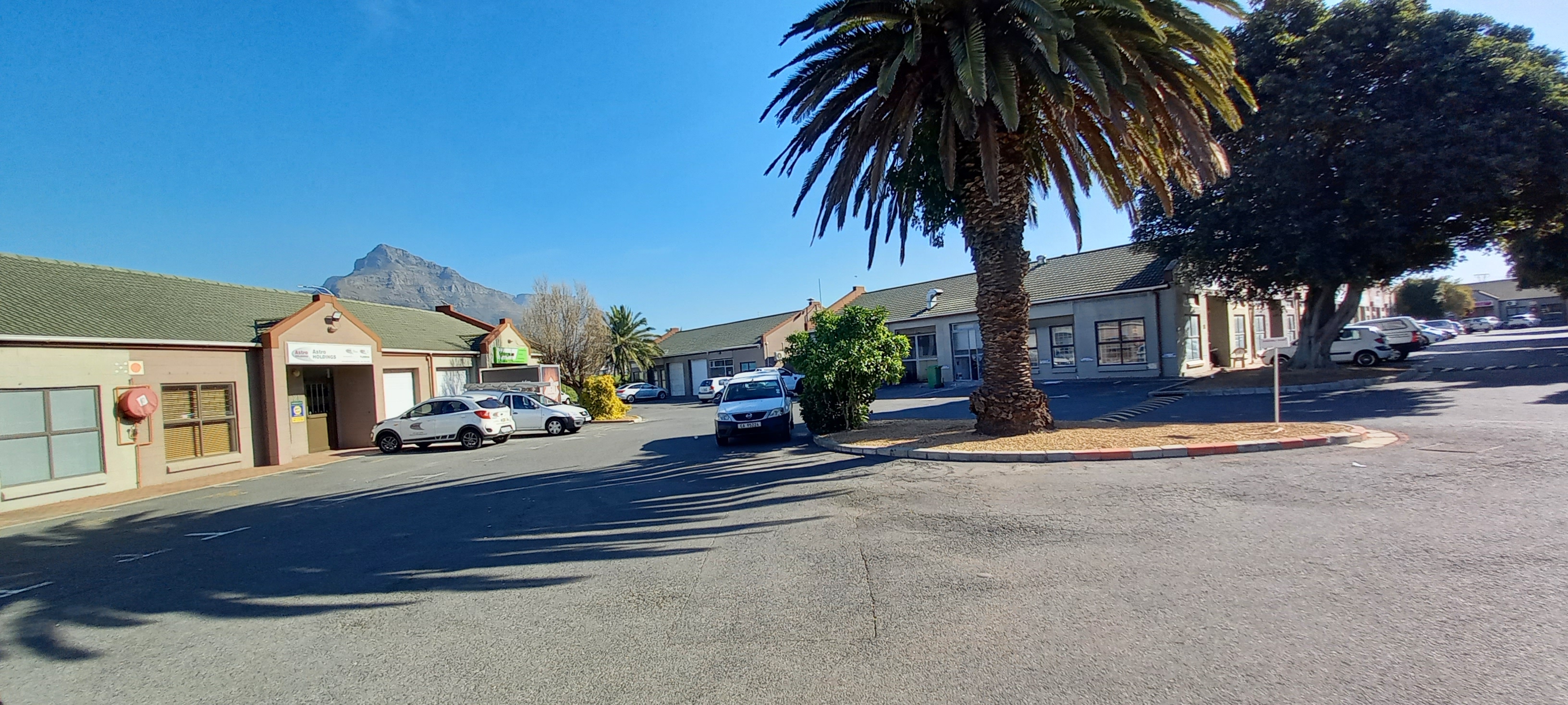 Freeway Business Park (M5 Freeway Park): Warehouse to let in Ndabeni.