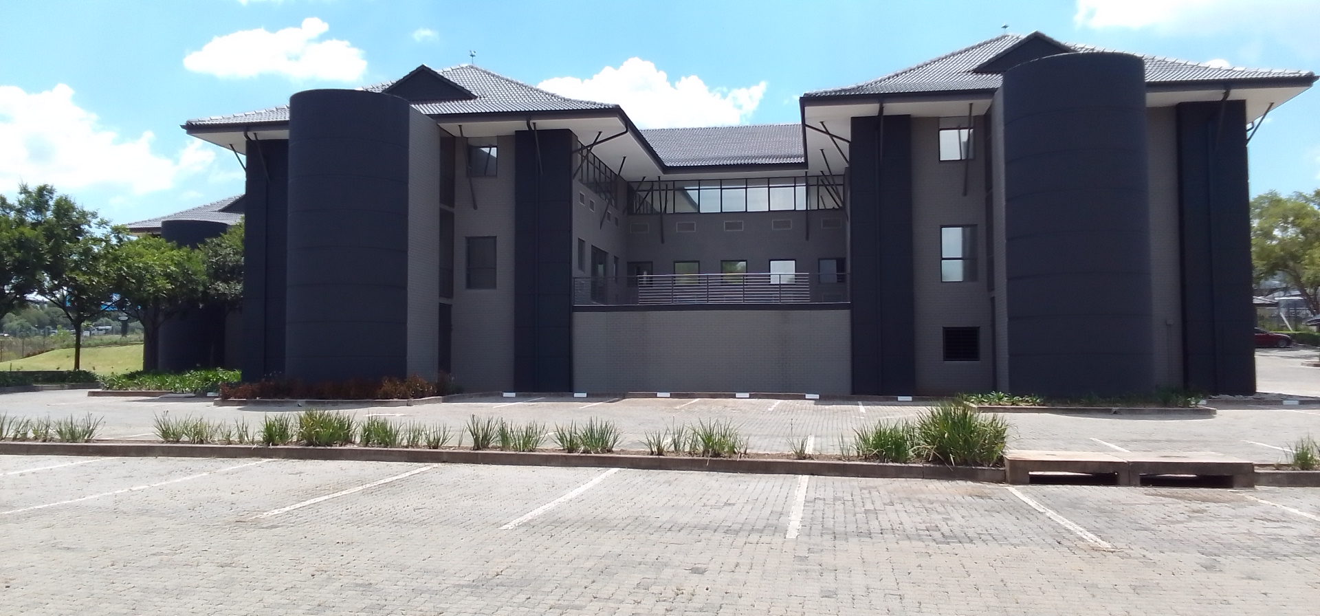 3 949m² Office Space to rent at Howick Close in Vorna Valley