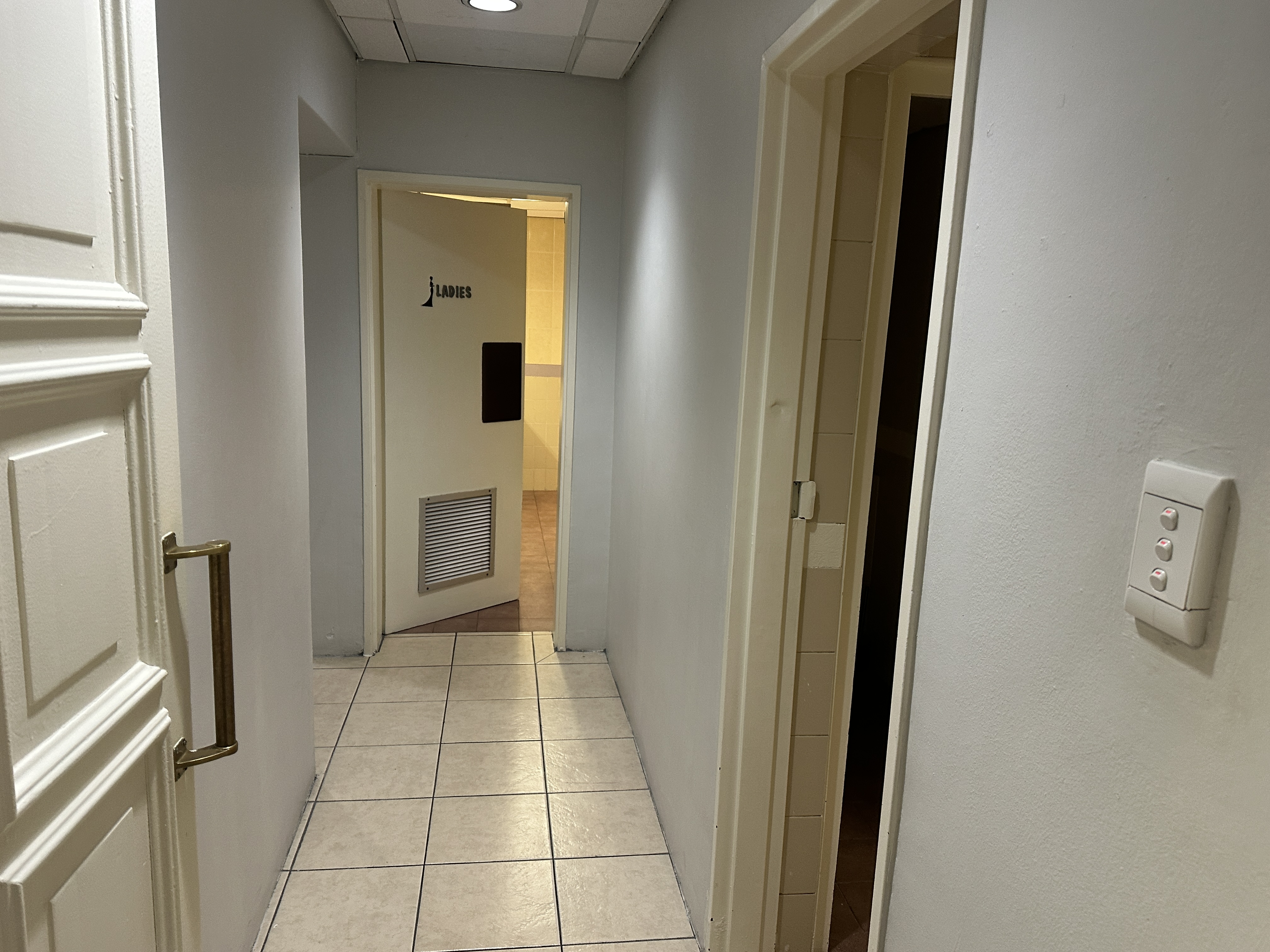 205m² Retail Shops to rent at Ronsyn Building in Rondebosch