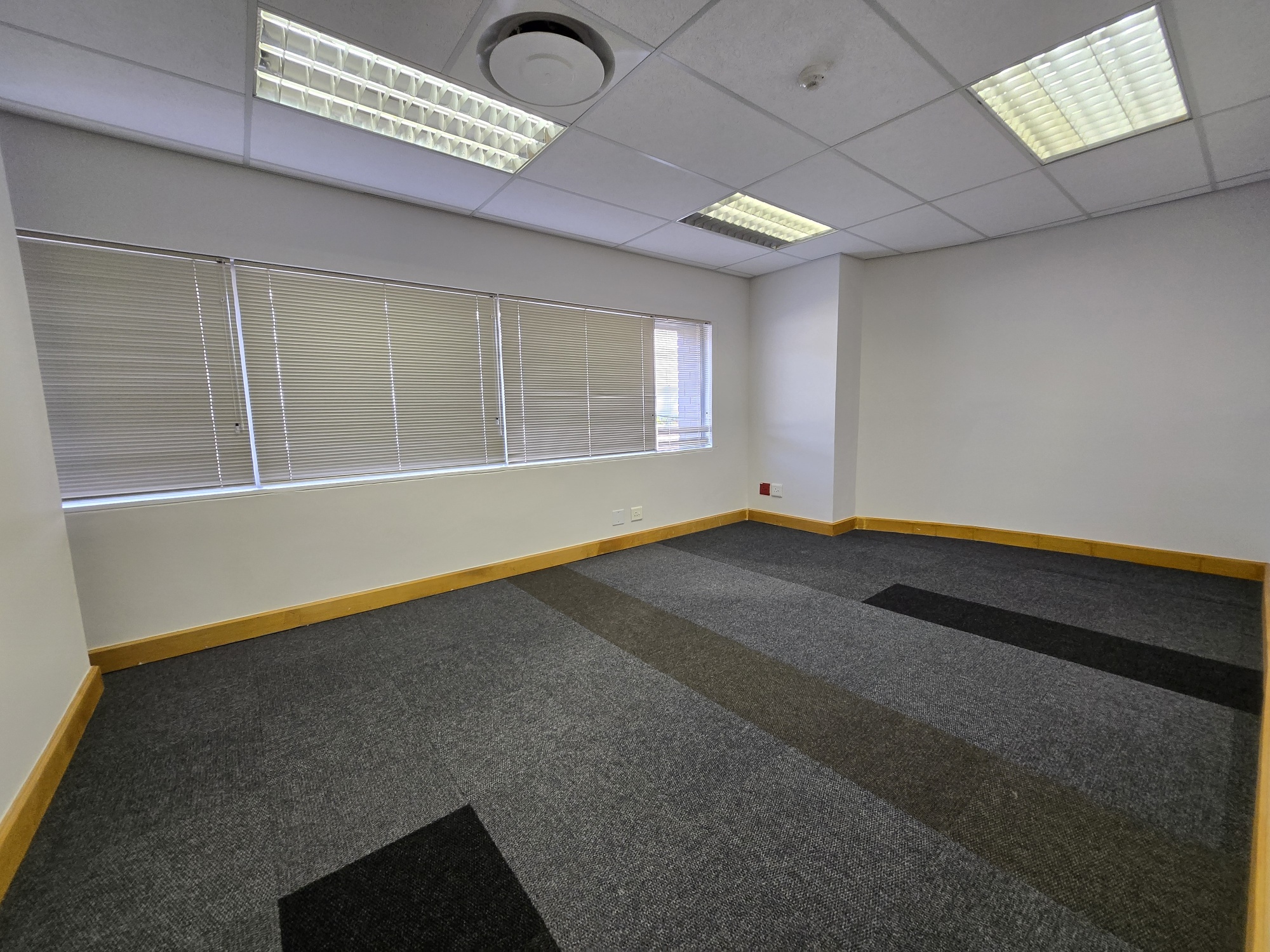 938m² Office Space to rent at 33 Fricker Road in Illovo