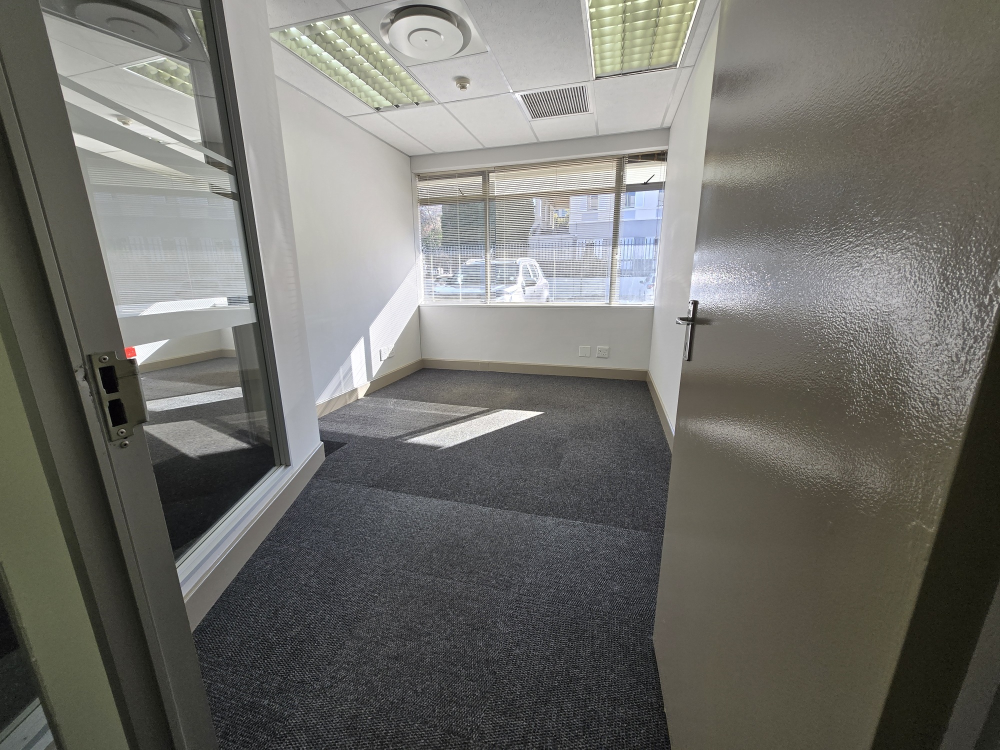 938m² Office Space to rent at 33 Fricker Road in Illovo