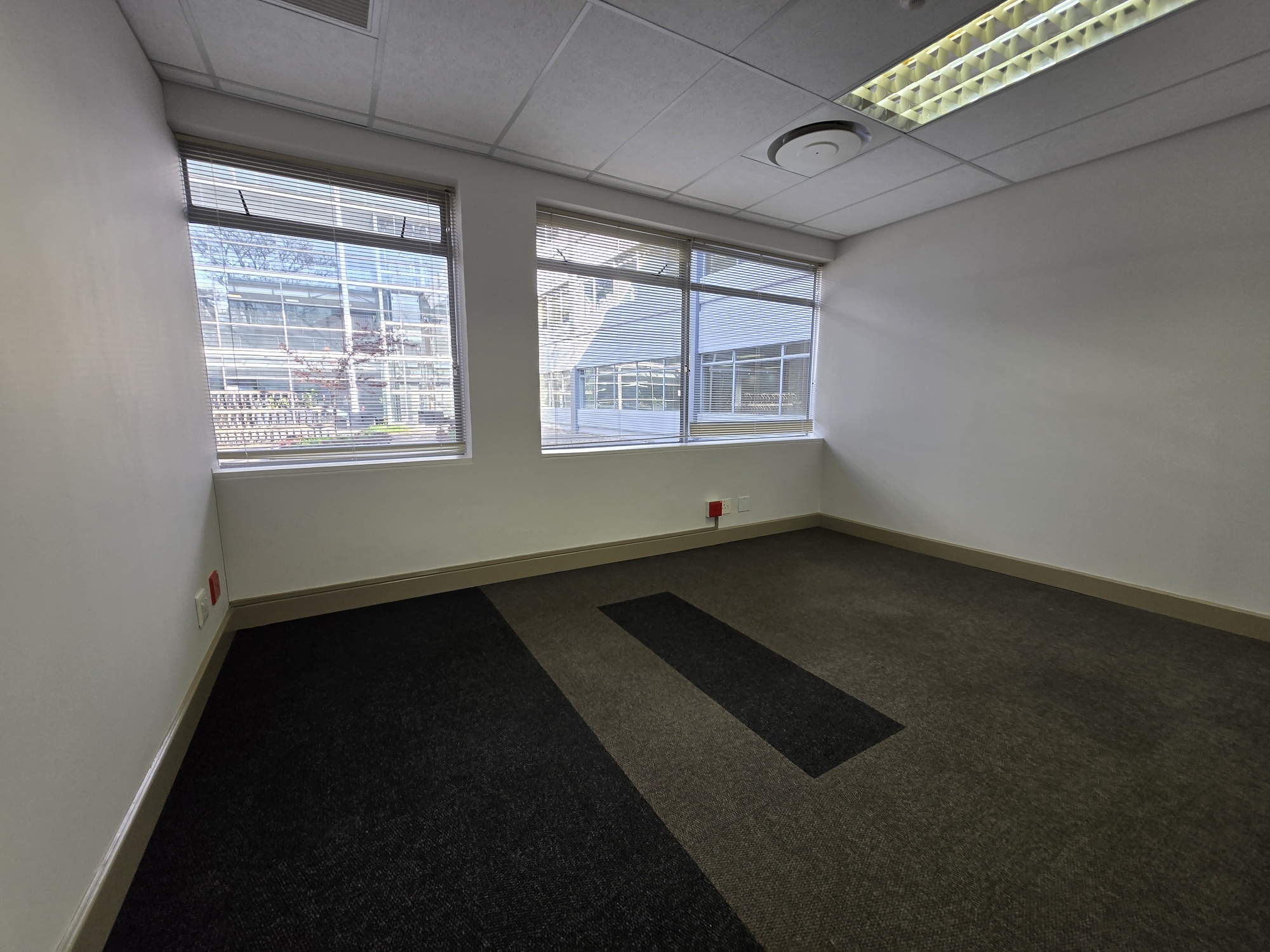 938m² Office Space to rent at 33 Fricker Road in Illovo