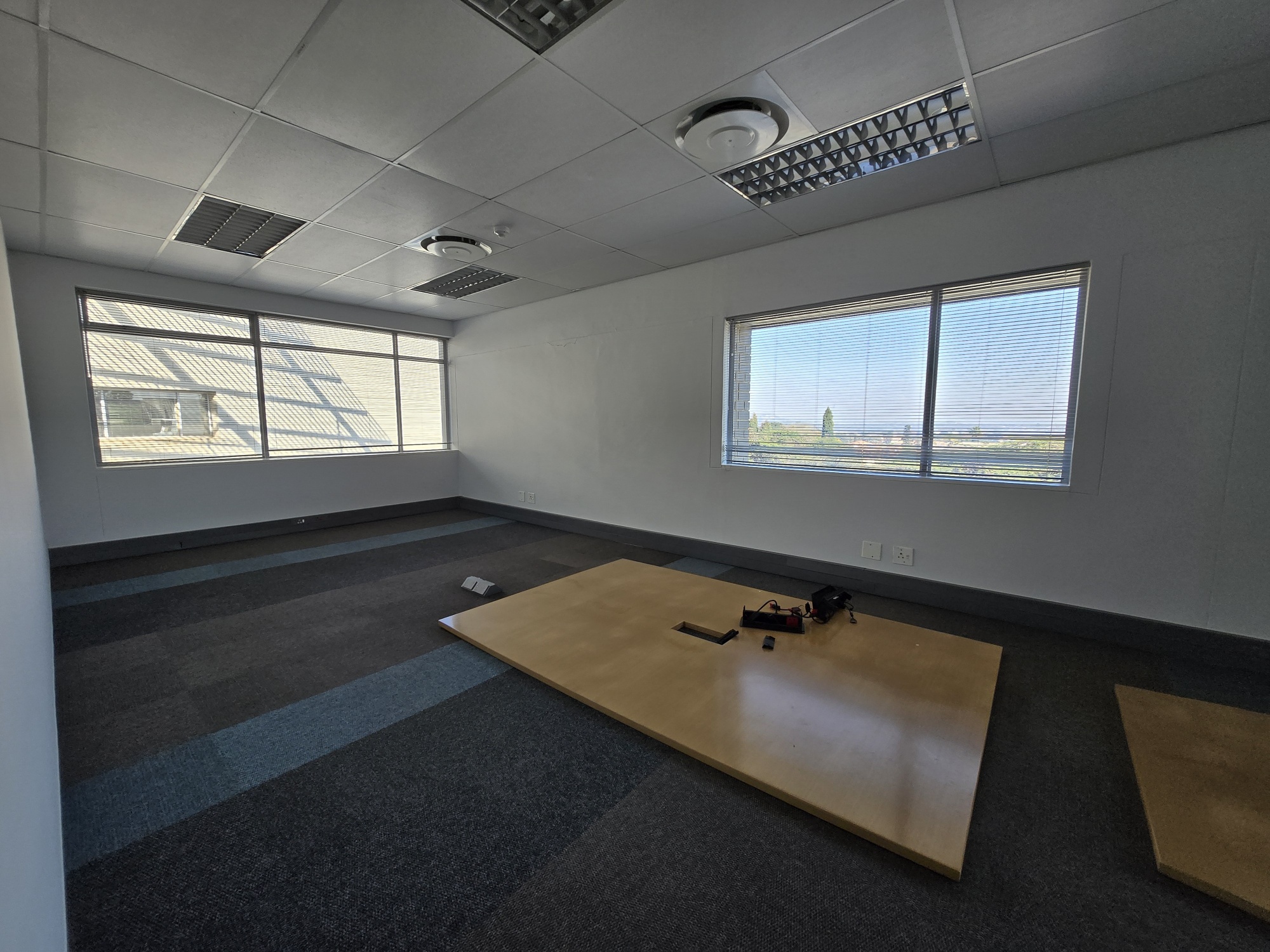 937m² Office Space to rent at 33 Fricker Road in Illovo