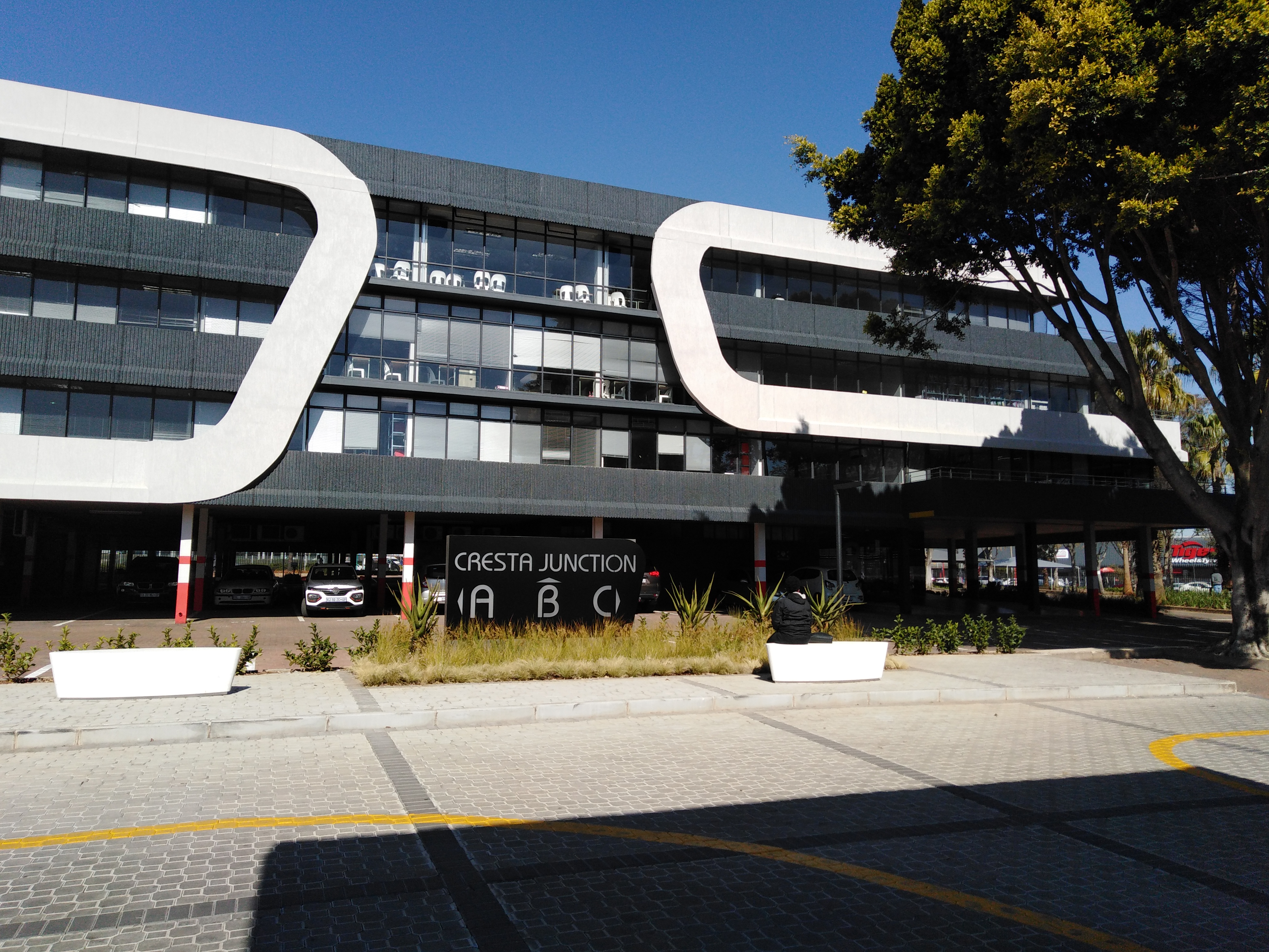 852m² Office Space to rent at Cresta Junction in Cresta
