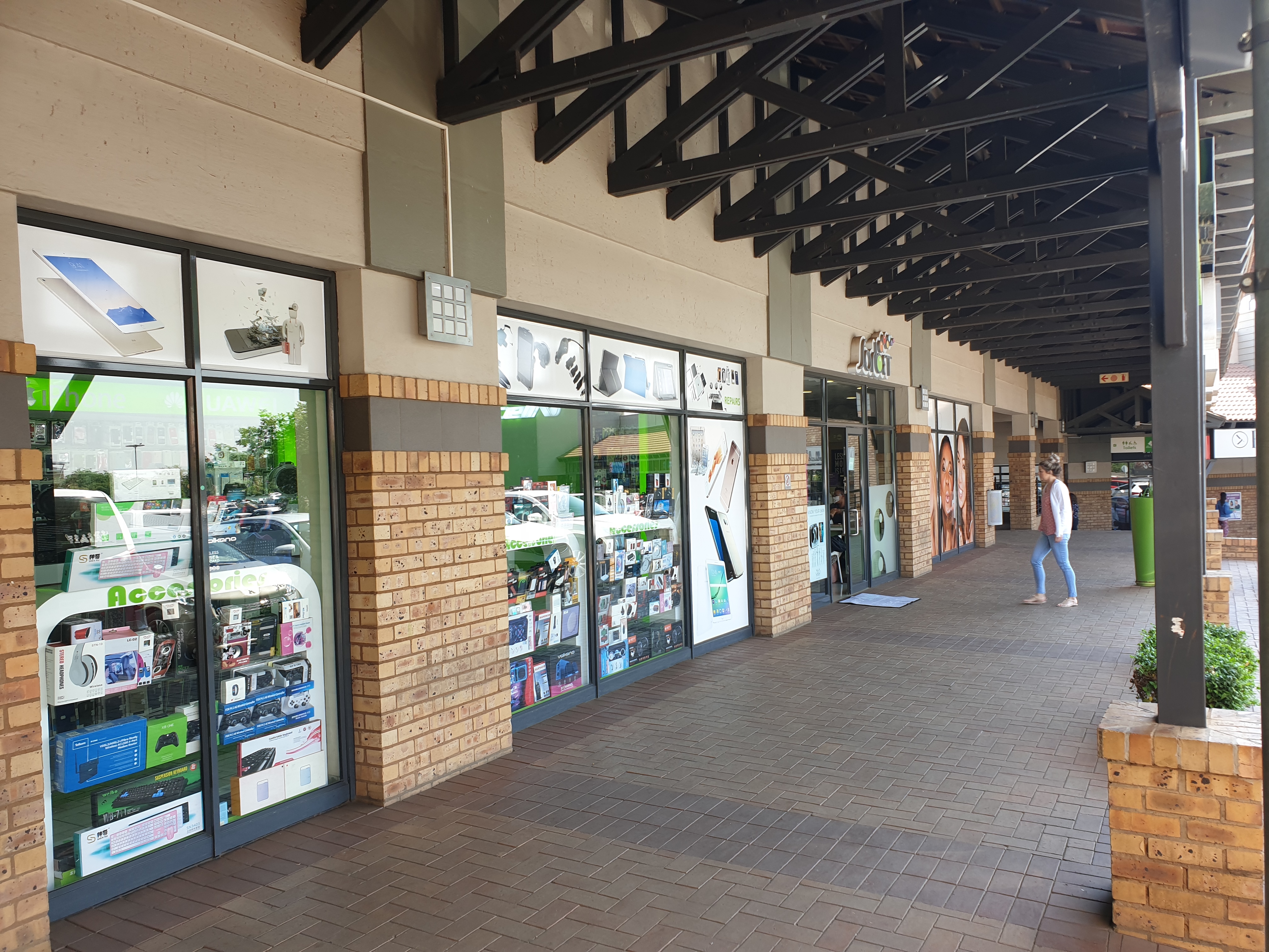 Retail Shops to rent at Hazeldean Square Shopping Center in Silver Lakes
