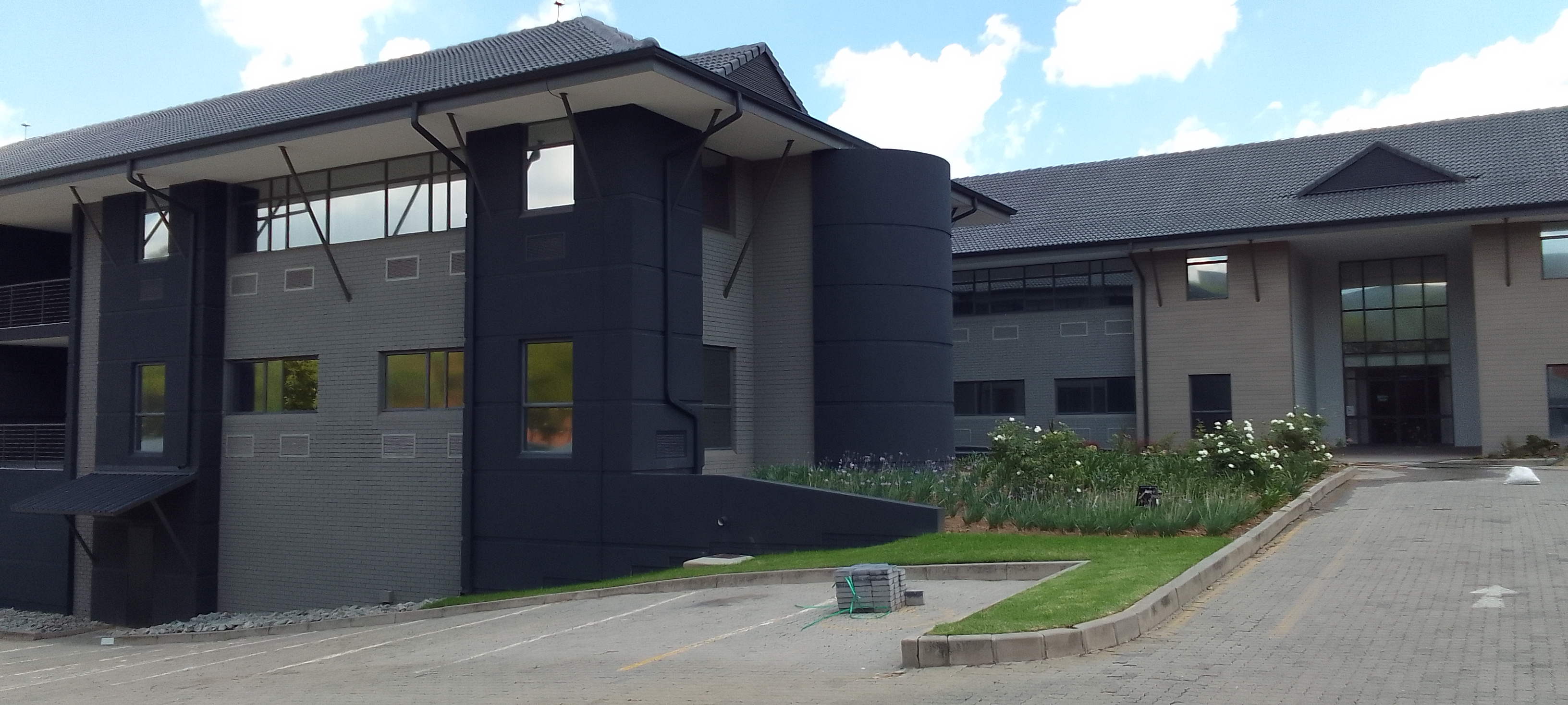 3 949m² Office Space to rent at Howick Close in Vorna Valley