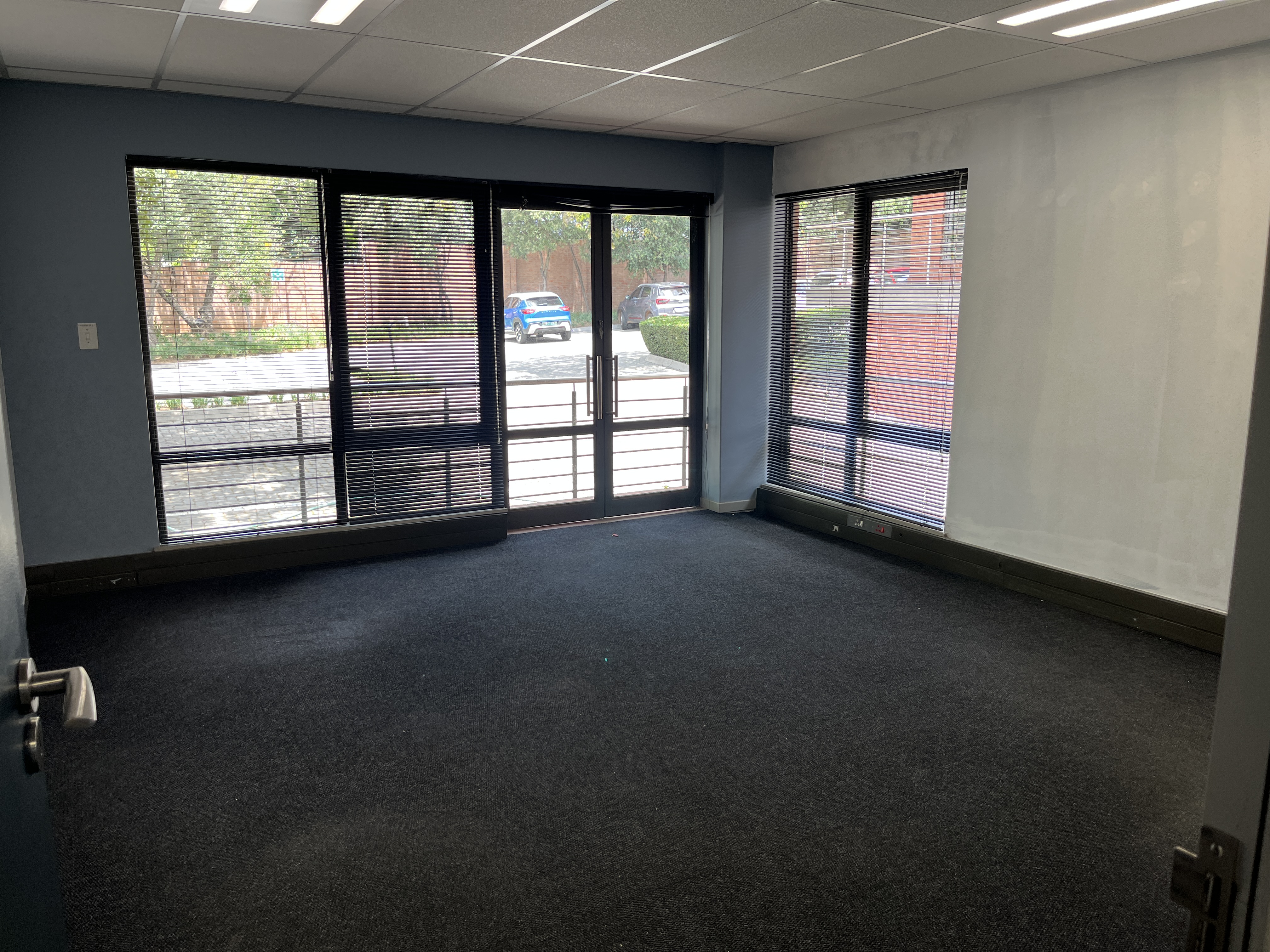 345m² Office Space to rent at Little Fourways Office Park in Magaliessig