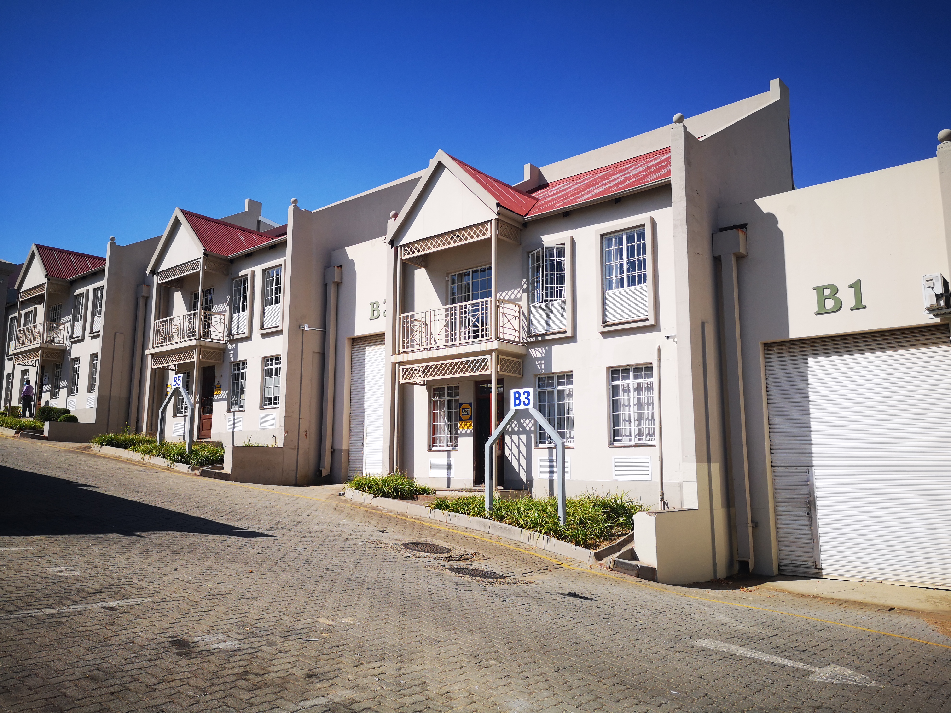 Warehouse to rent at Mount Royal Business Park in Halfway House