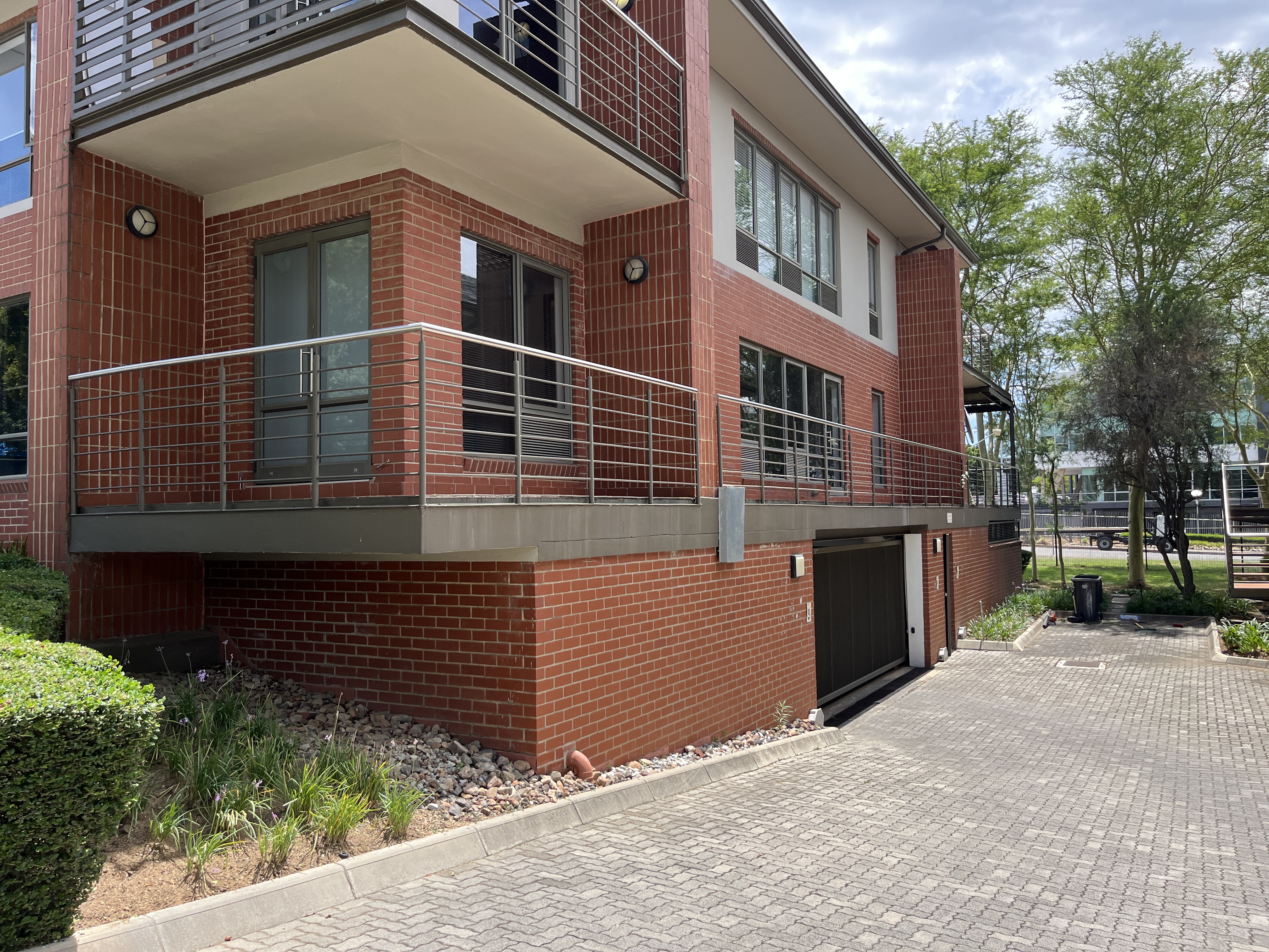 Office Space to rent at Little Fourways Office Park in Magaliessig