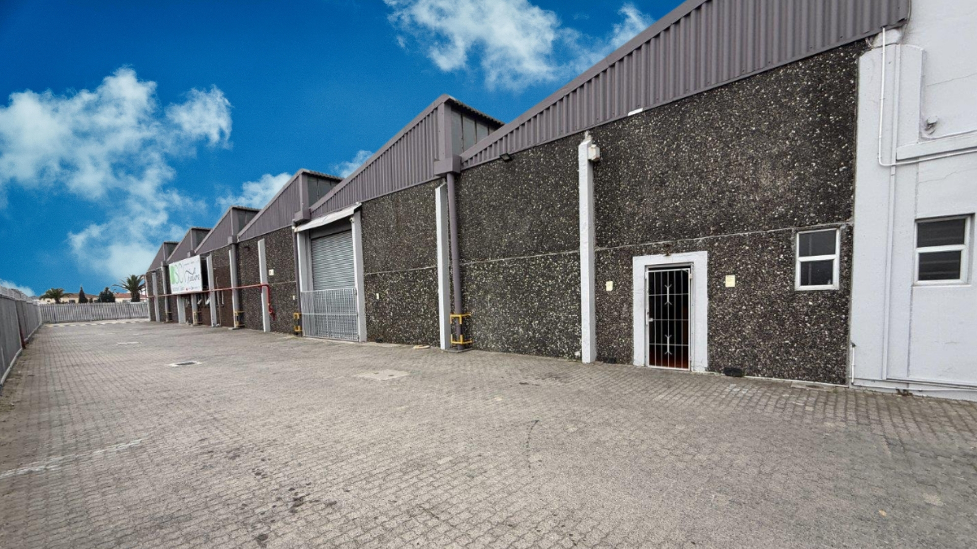 1 810m² Warehouse to rent at 118 Bofors Circle - Gresmac in Epping Industrial
