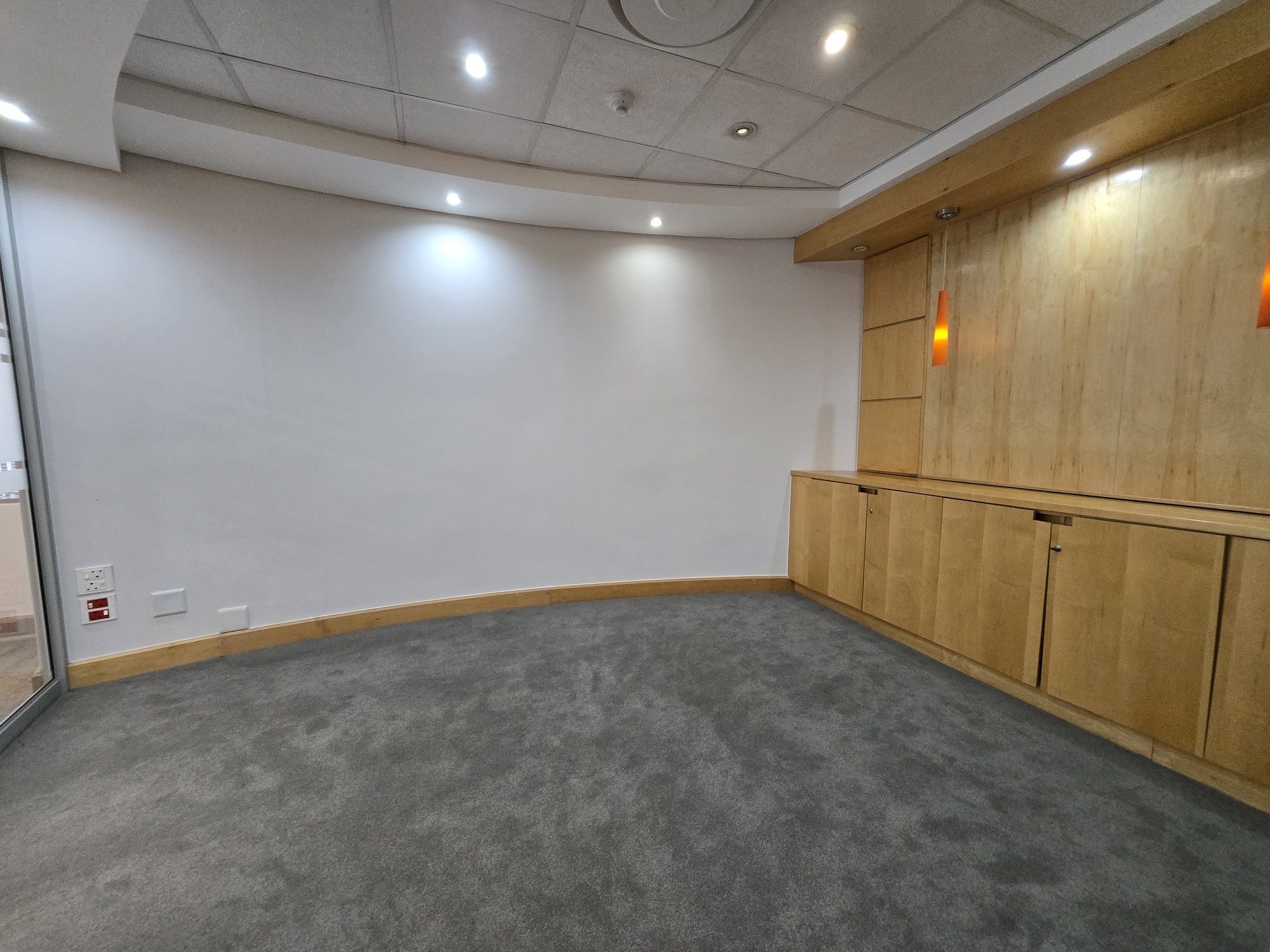 938m² Office Space to rent at 33 Fricker Road in Illovo