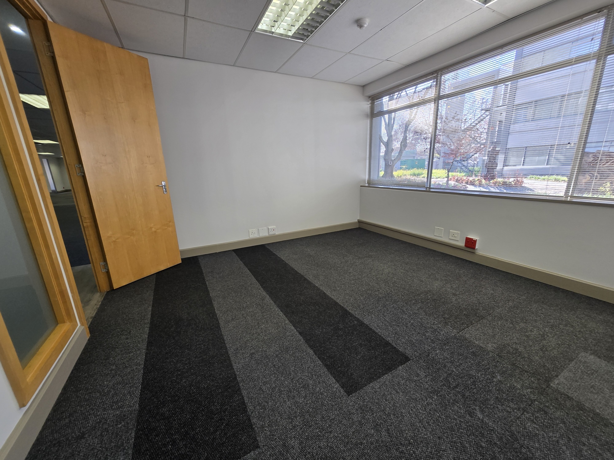 938m² Office Space to rent at 33 Fricker Road in Illovo