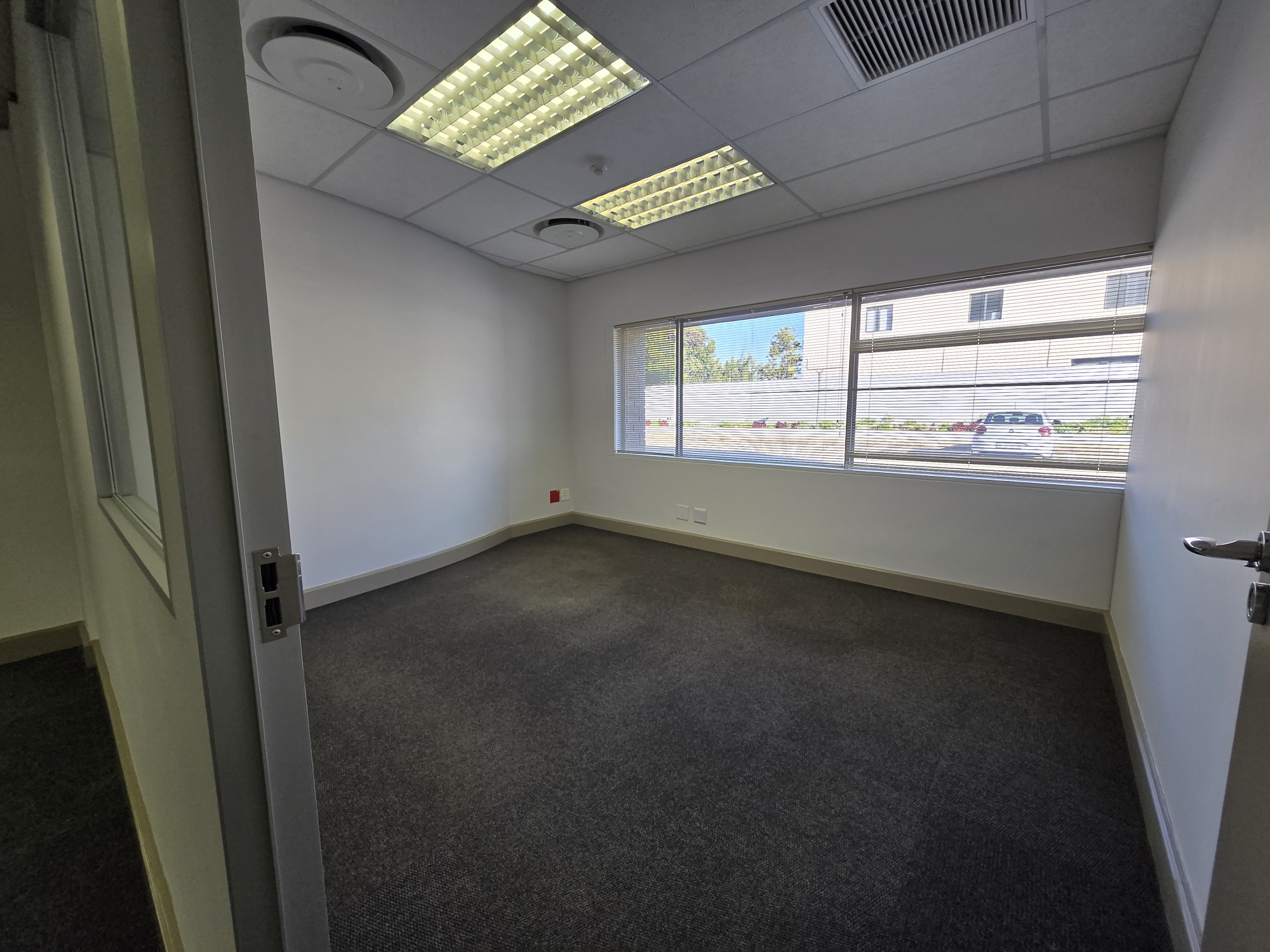 938m² Office Space to rent at 33 Fricker Road in Illovo