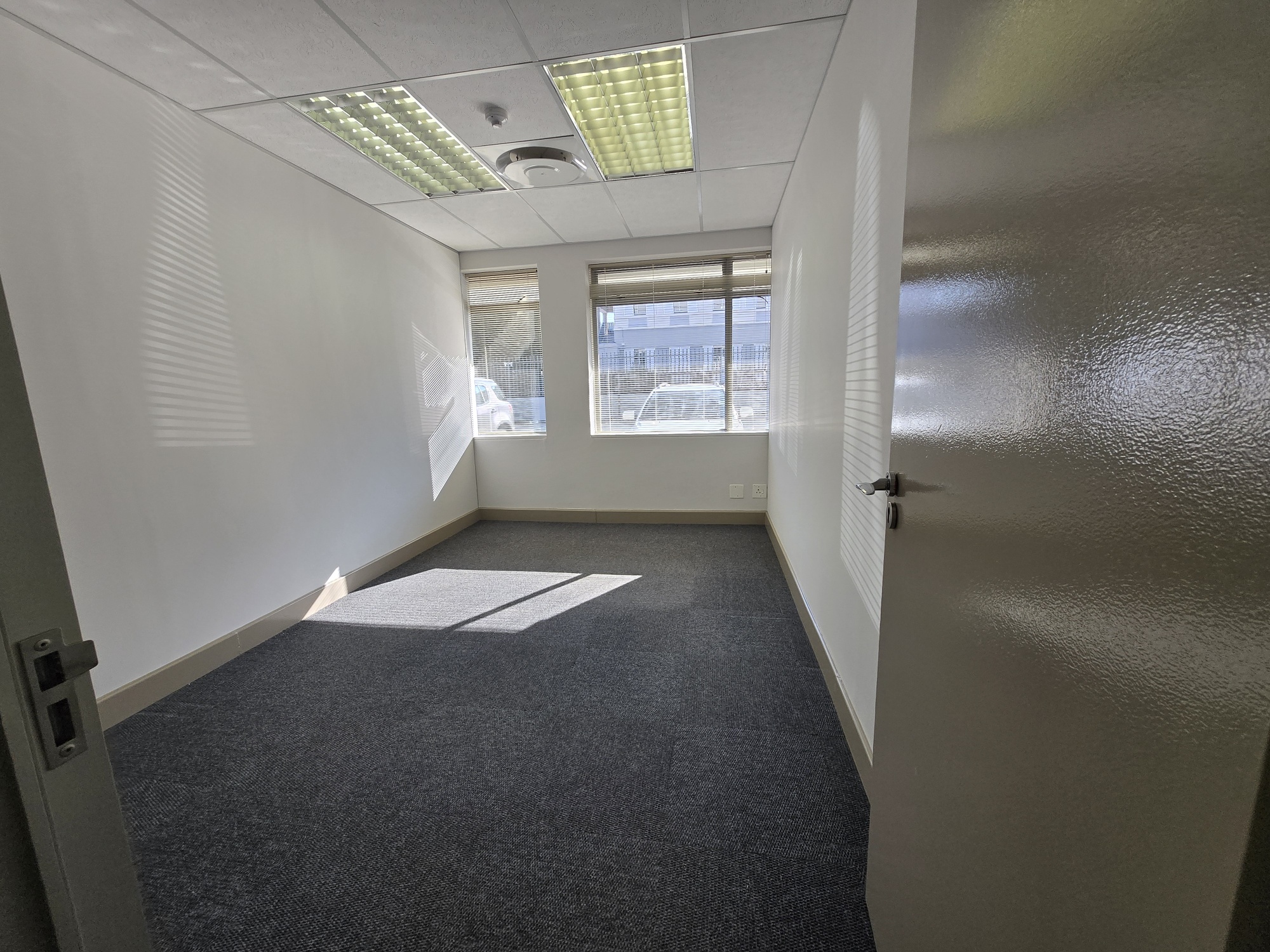 938m² Office Space to rent at 33 Fricker Road in Illovo