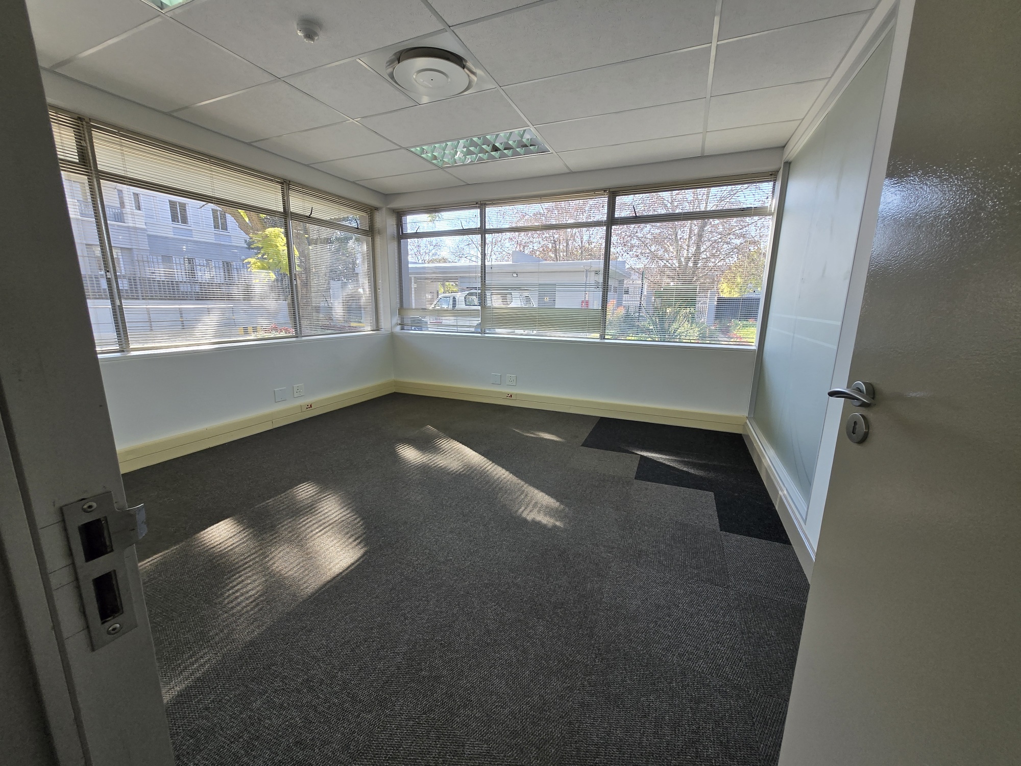 938m² Office Space to rent at 33 Fricker Road in Illovo