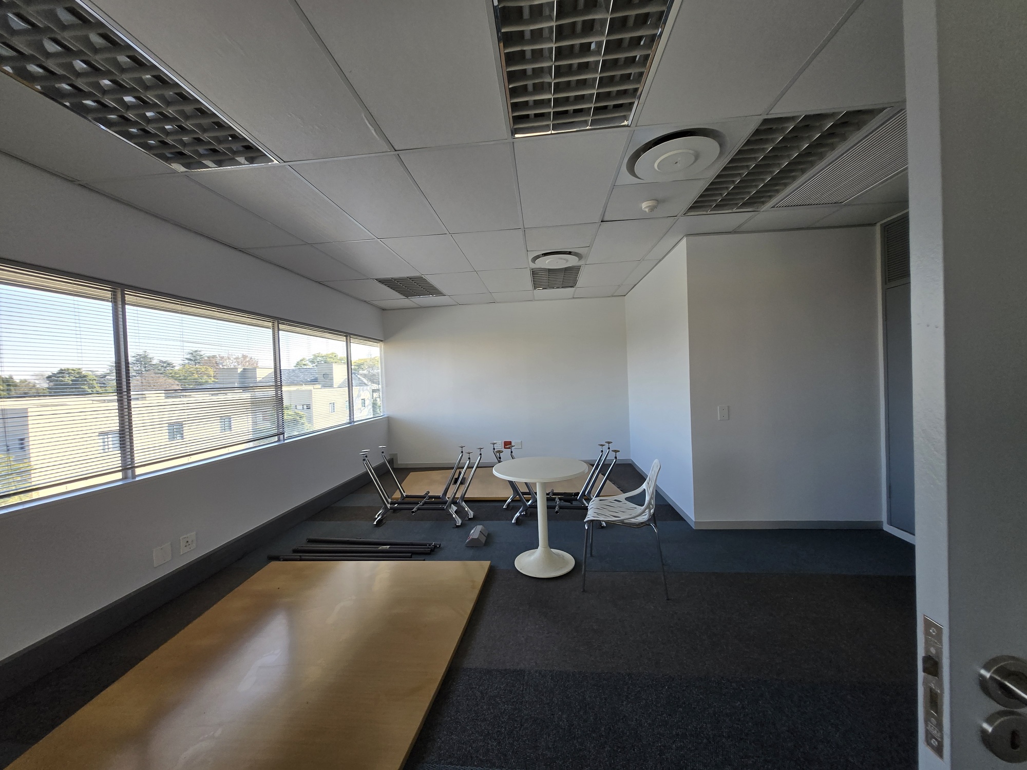 937m² Office Space to rent at 33 Fricker Road in Illovo