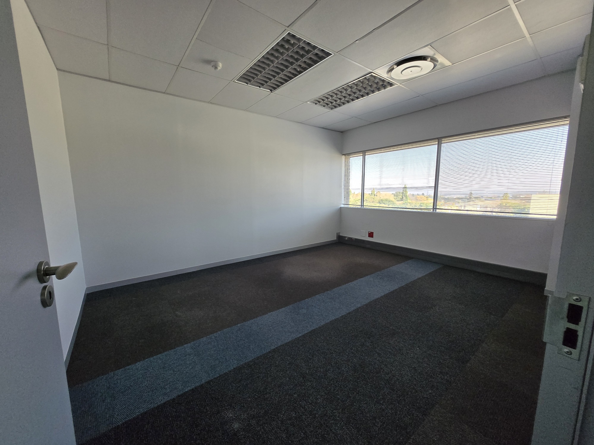 937m² Office Space to rent at 33 Fricker Road in Illovo
