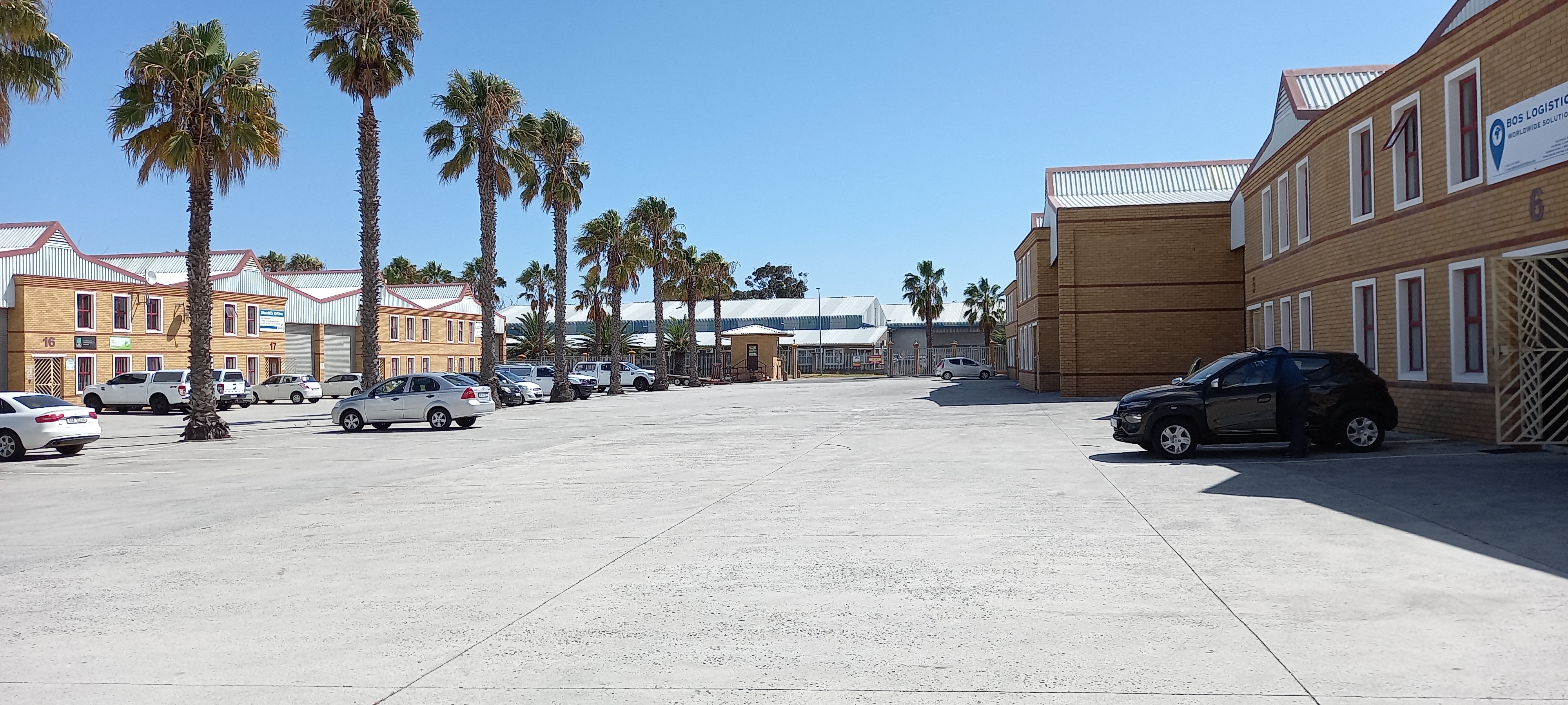 330m² Warehouse to rent at Killarney Plaza in Killarney Gardens