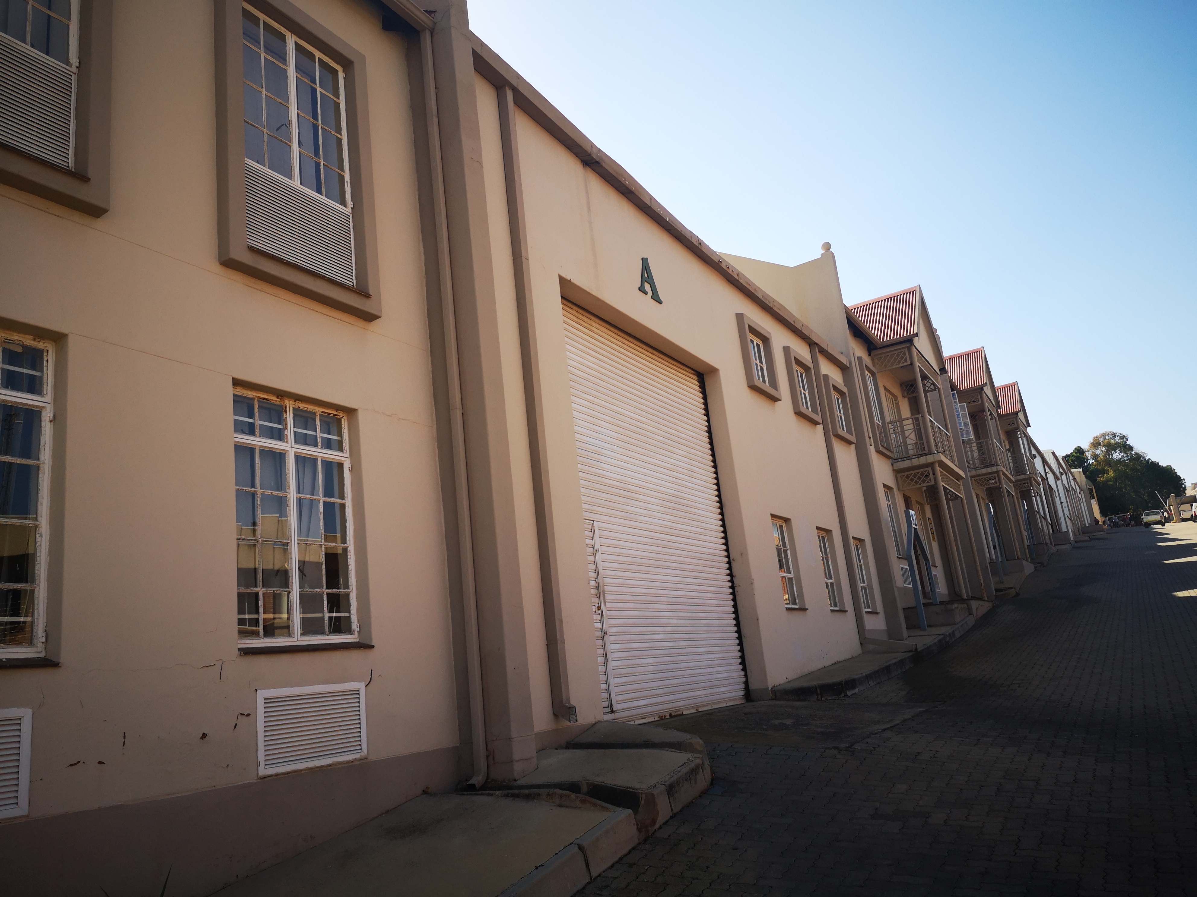 Warehouse to rent at Mount Royal Business Park in Halfway House