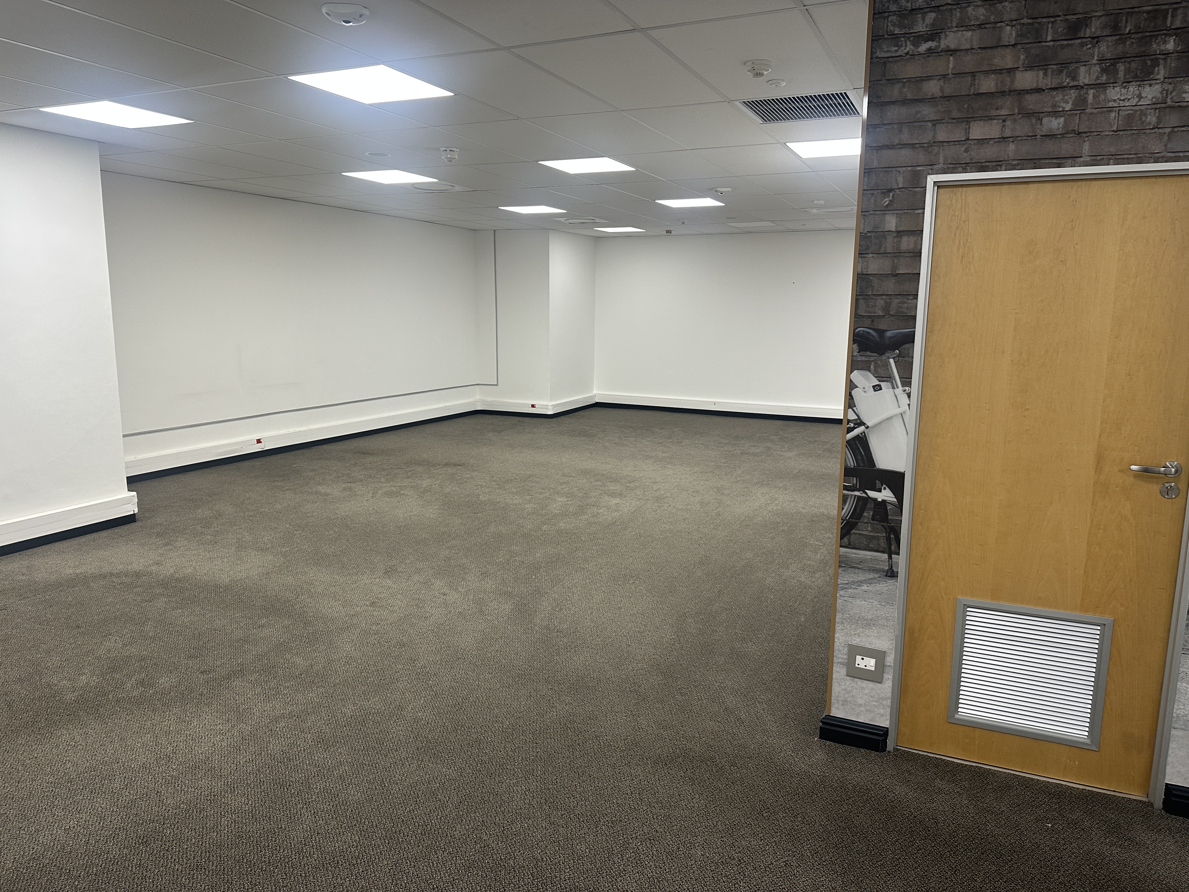 950m² Office Space to rent at The Towers  - Ex Standard Bank Centre in Cape Town CBD