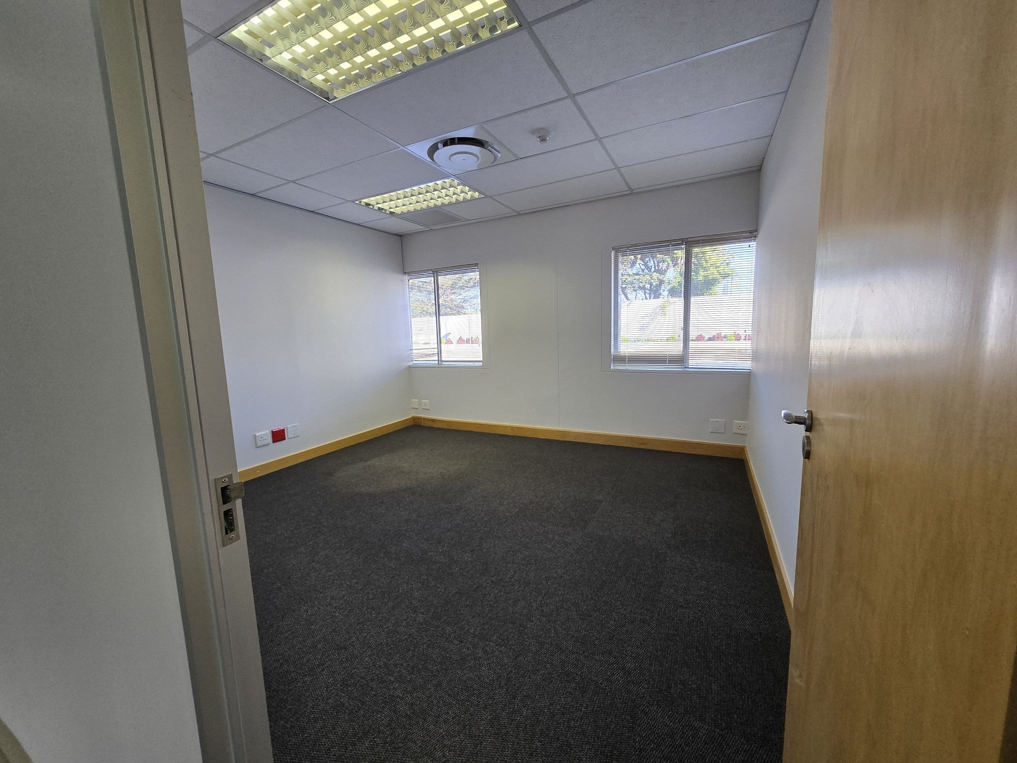 938m² Office Space to rent at 33 Fricker Road in Illovo