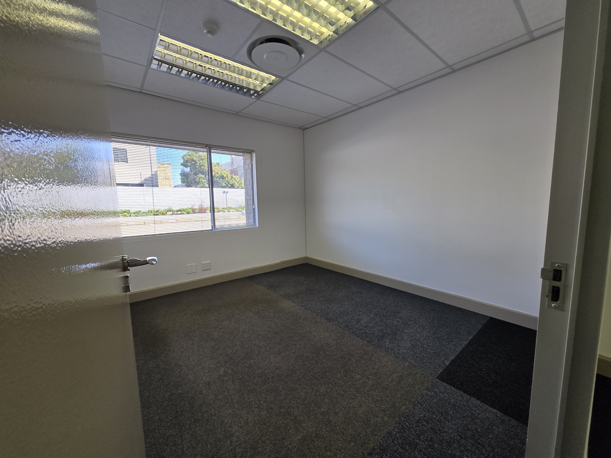938m² Office Space to rent at 33 Fricker Road in Illovo