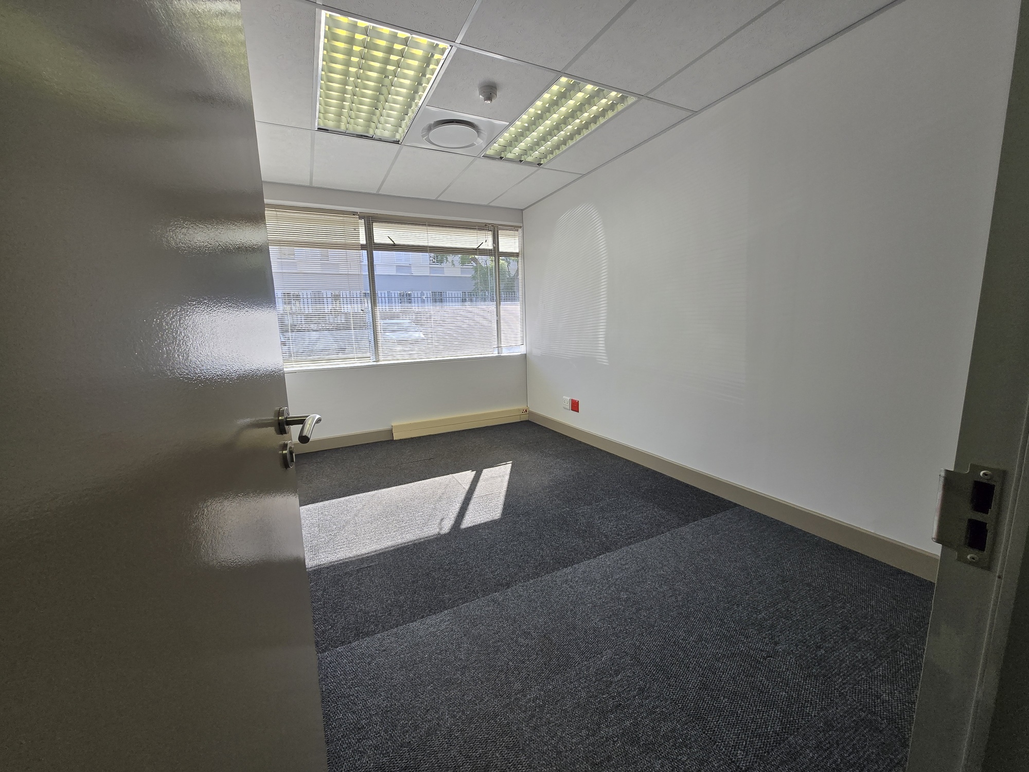 938m² Office Space to rent at 33 Fricker Road in Illovo