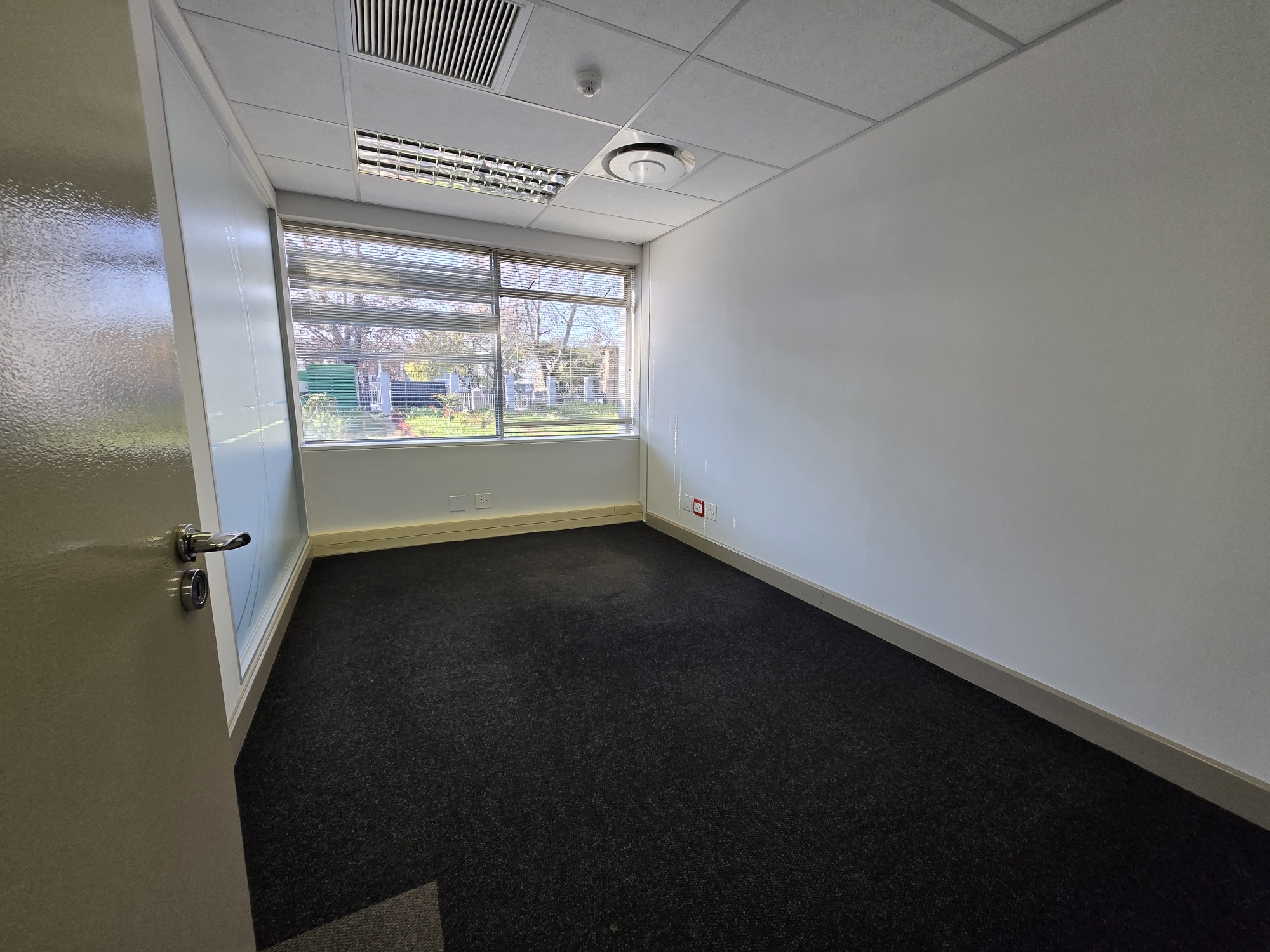938m² Office Space to rent at 33 Fricker Road in Illovo