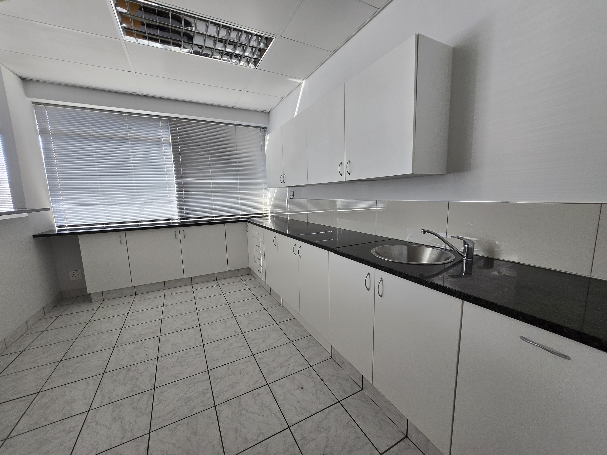 937m² Office Space to rent at 33 Fricker Road in Illovo