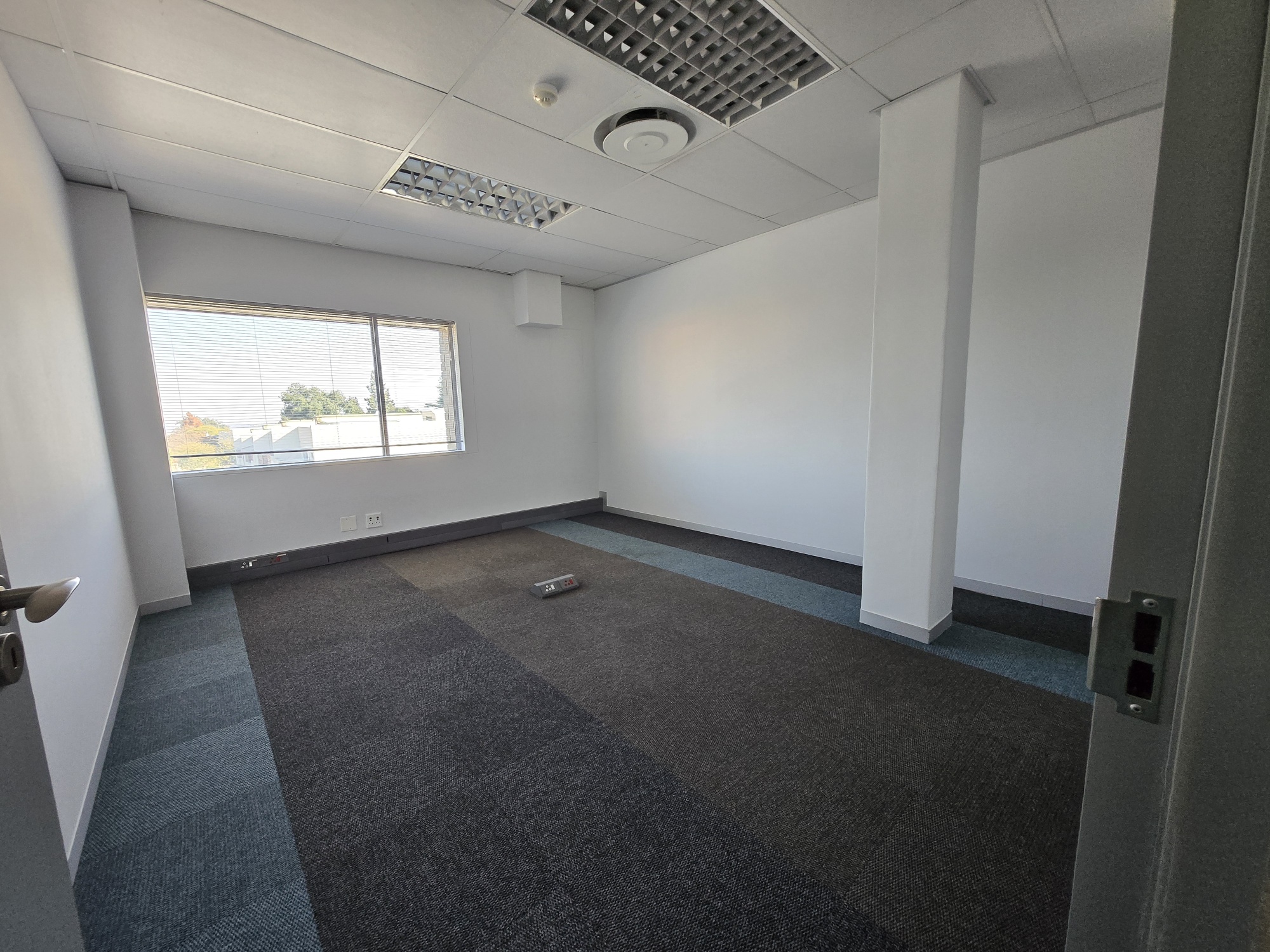 937m² Office Space to rent at 33 Fricker Road in Illovo