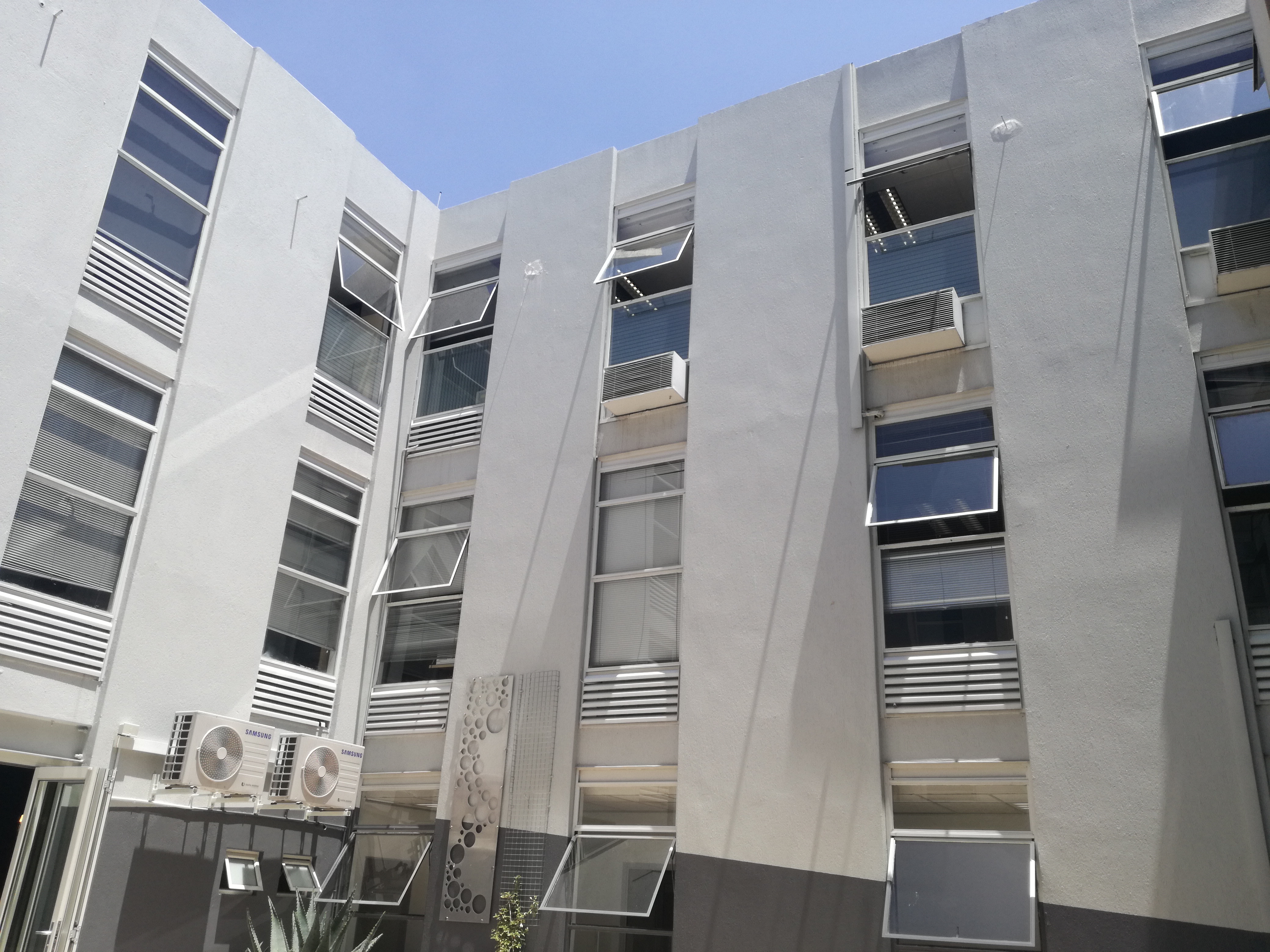 873m² Office Space to rent at 382 Jan Smuts Avenue in Craighall Park