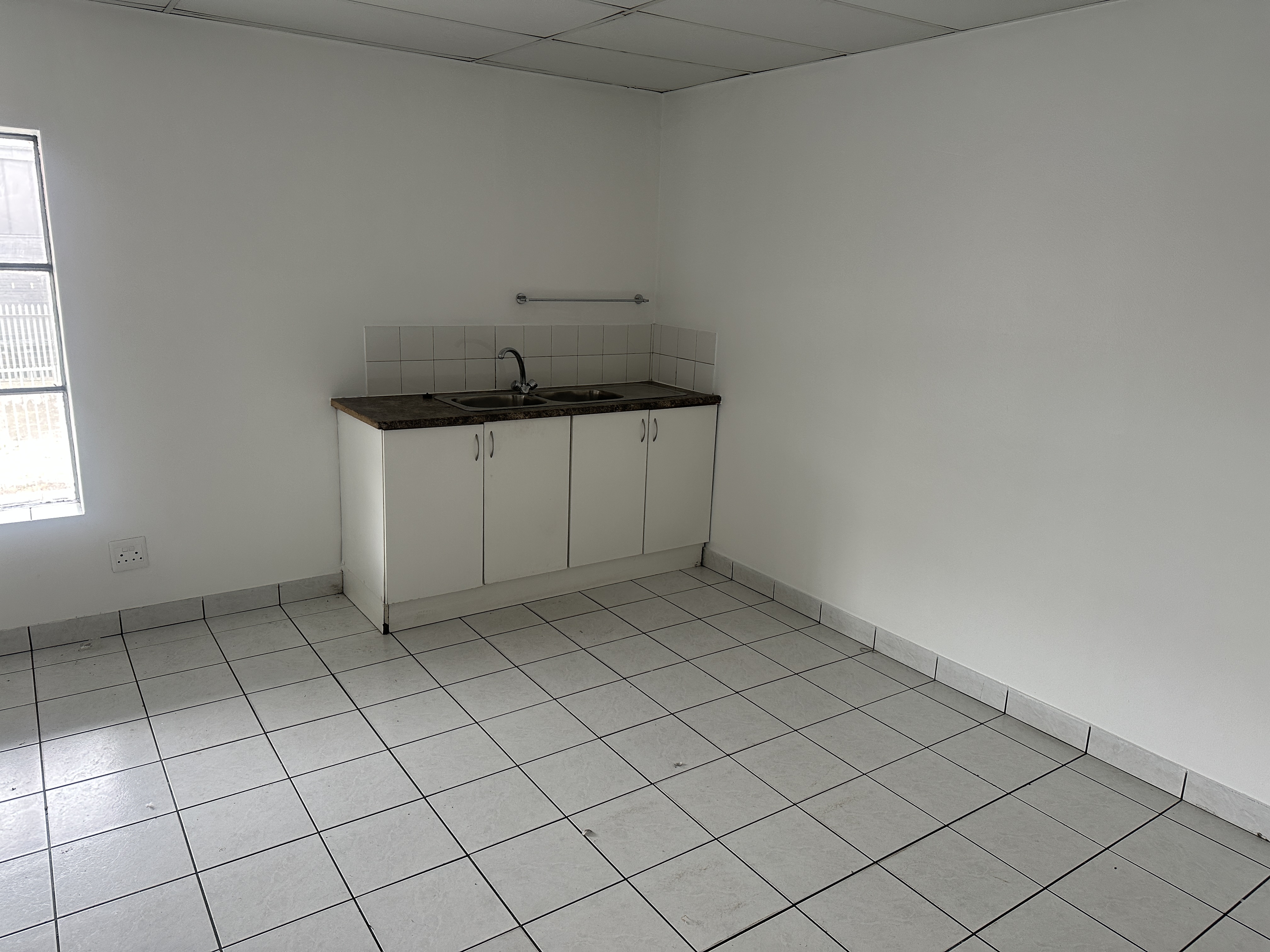 1 111m² Warehouse to rent at 5 Louis Glassman Road in Paarden Eiland