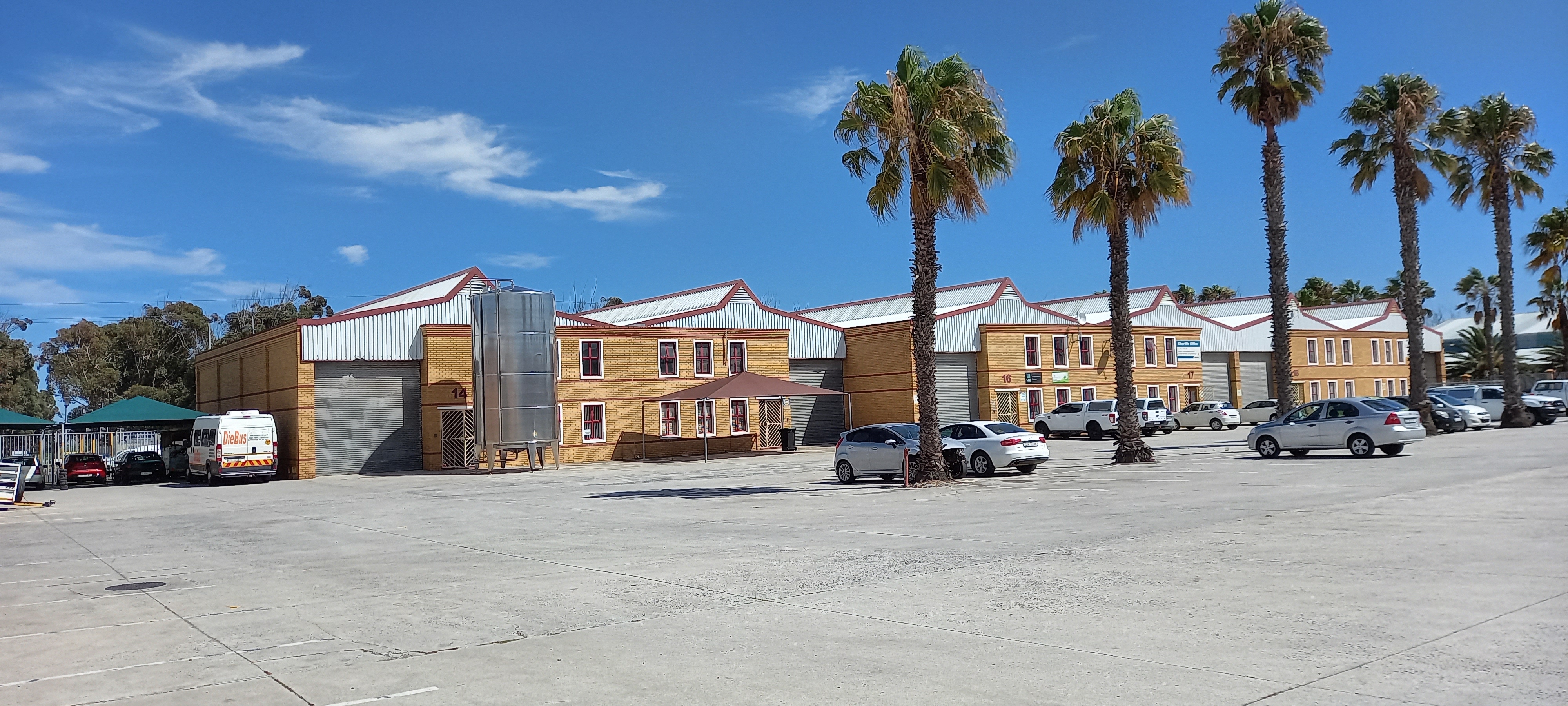 330m² Warehouse to rent at Killarney Plaza in Killarney Gardens