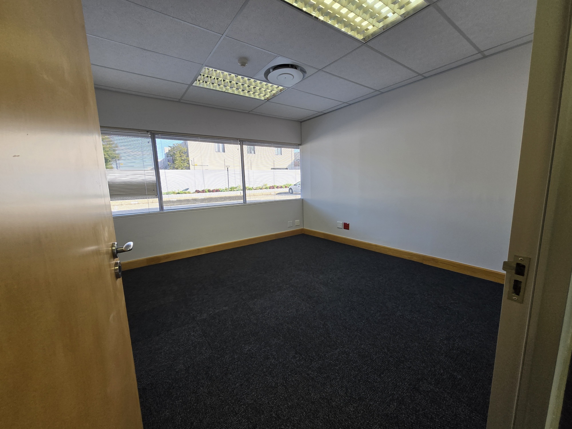 938m² Office Space to rent at 33 Fricker Road in Illovo