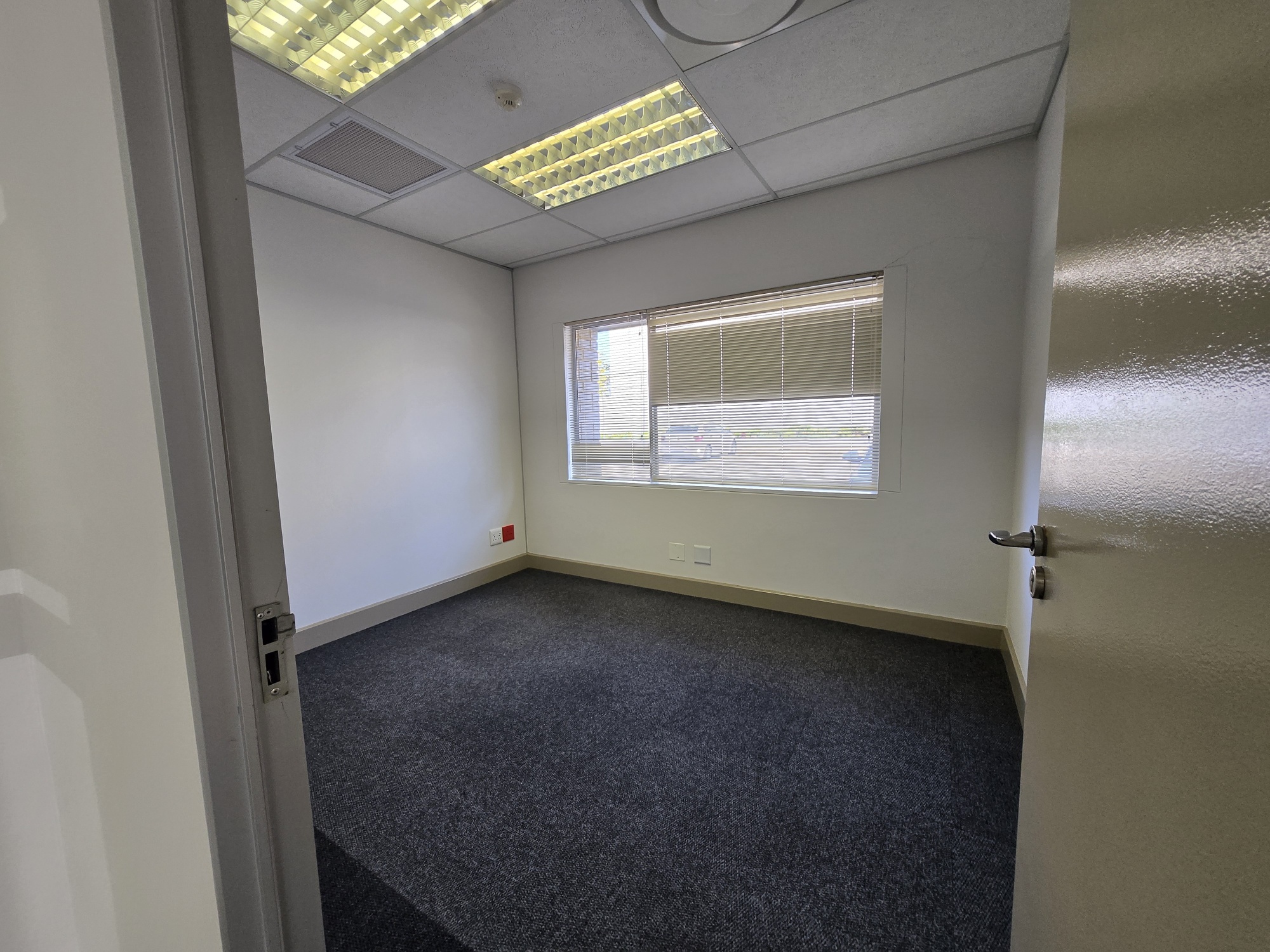 938m² Office Space to rent at 33 Fricker Road in Illovo