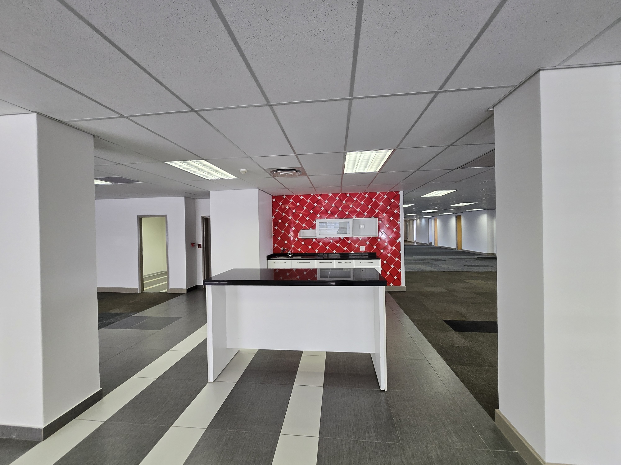 938m² Office Space to rent at 33 Fricker Road in Illovo