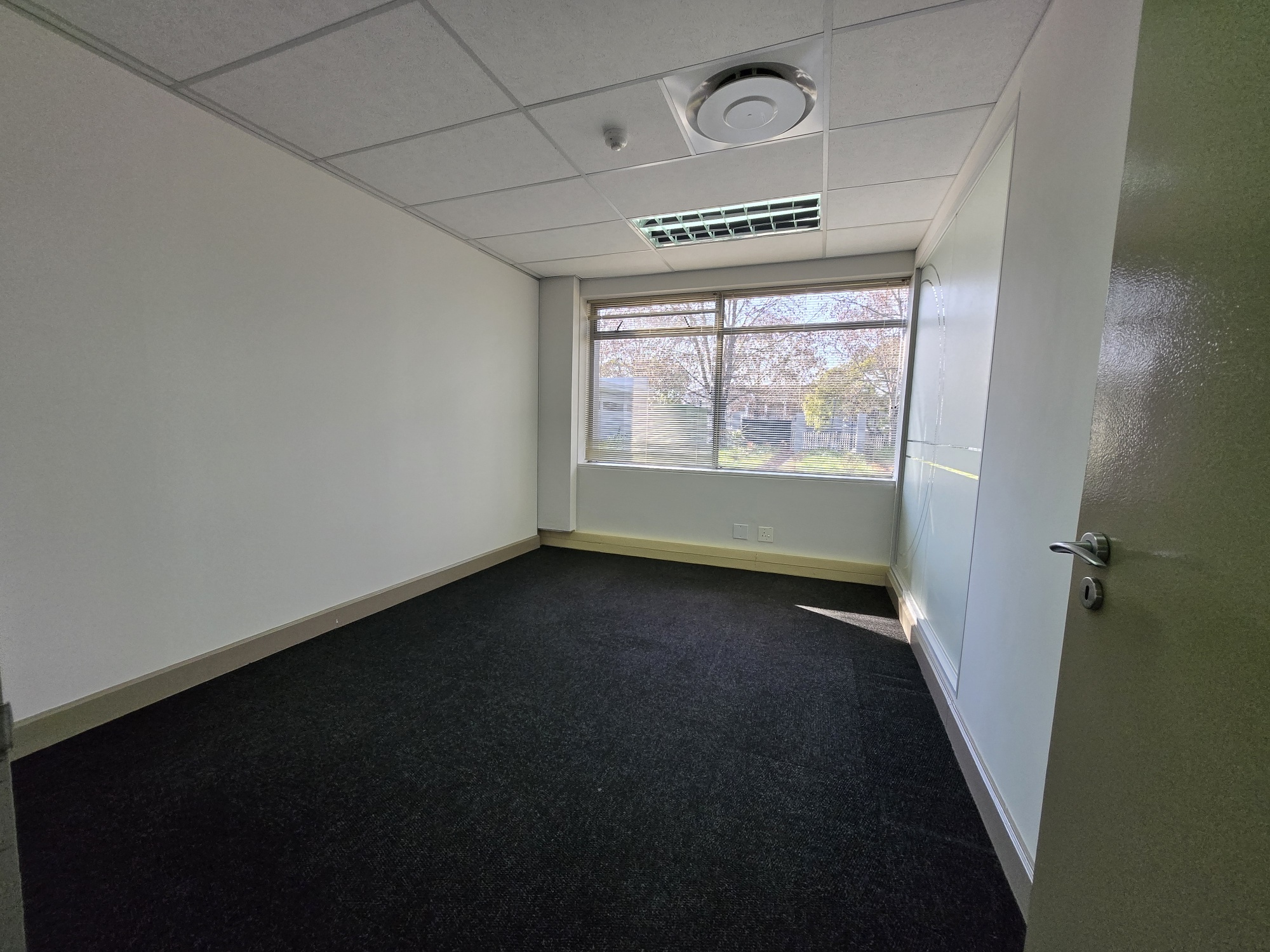 938m² Office Space to rent at 33 Fricker Road in Illovo