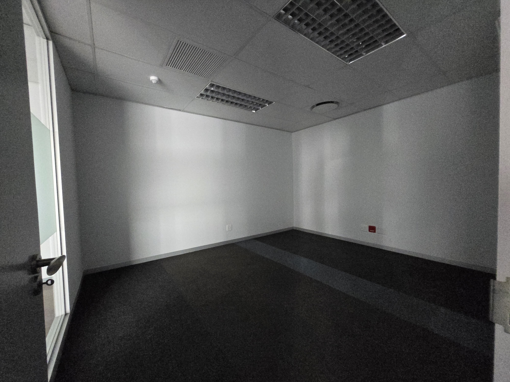 937m² Office Space to rent at 33 Fricker Road in Illovo