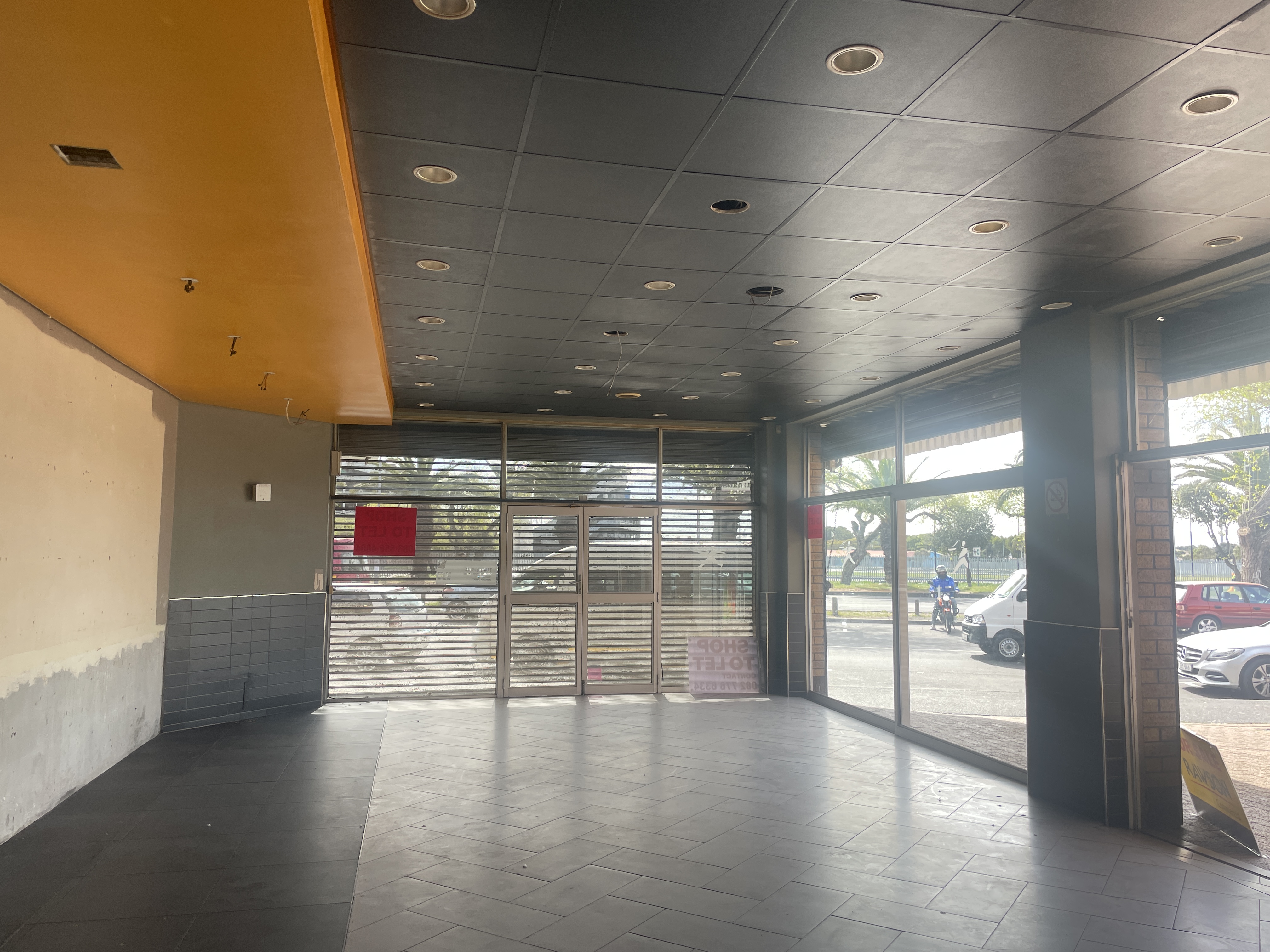 160m² Retail Shops to rent at Royker Centre in Athlone