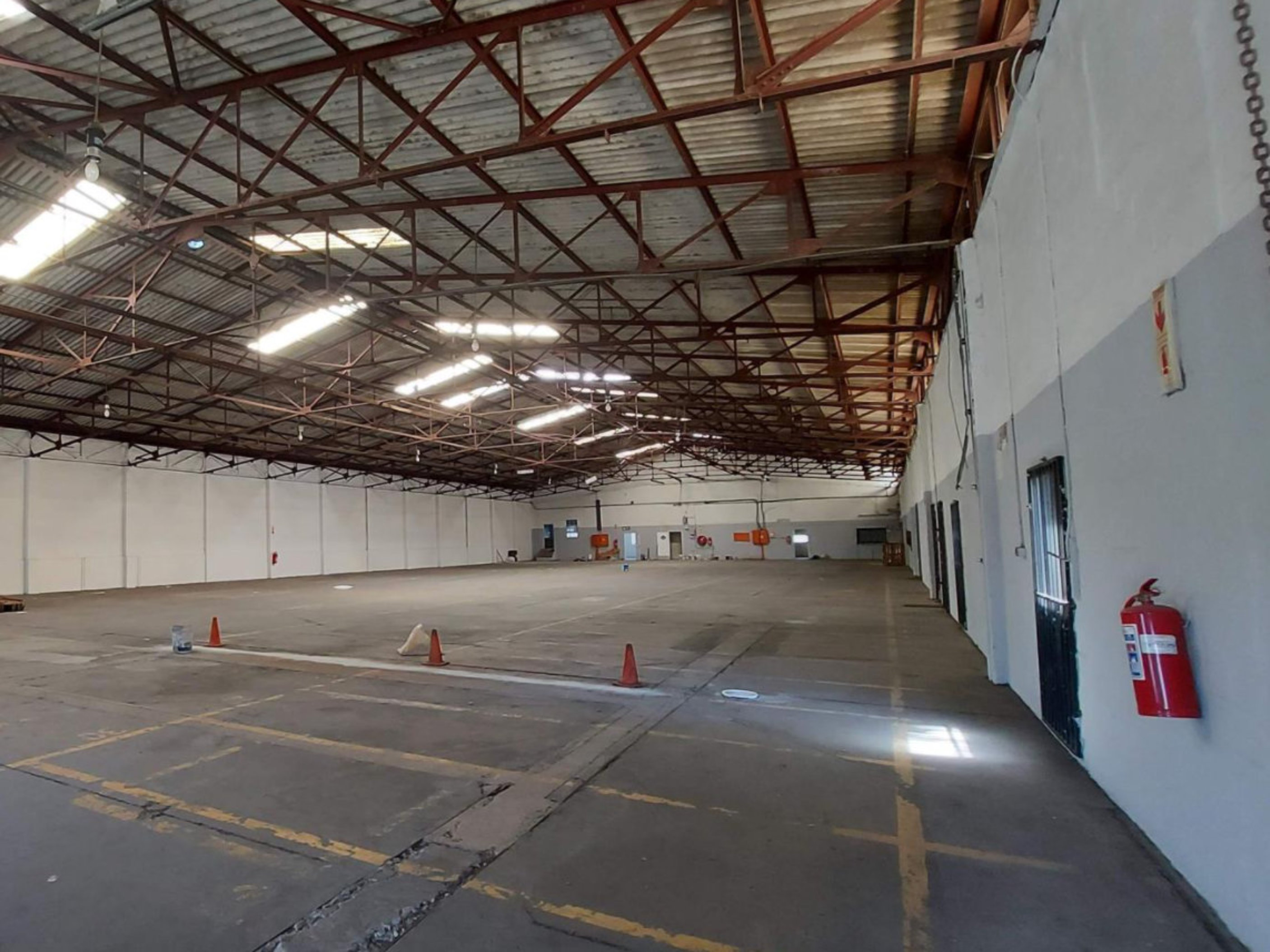 1 240m² Warehouse to rent at 33 Industria Ring Road - Parow Industria in Parow Industria