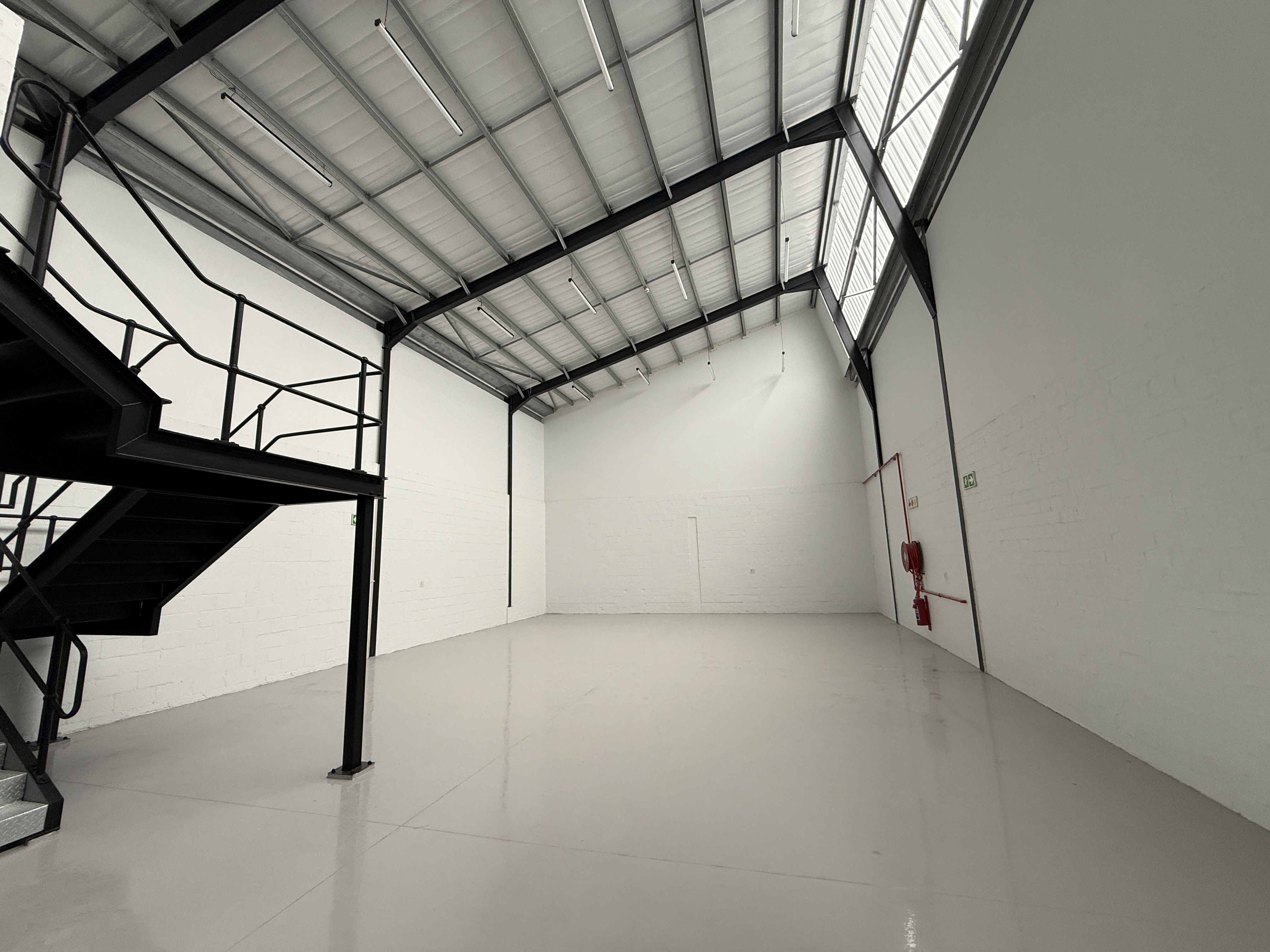 220m² Warehouse to rent at Riverside Business Park in Firgrove